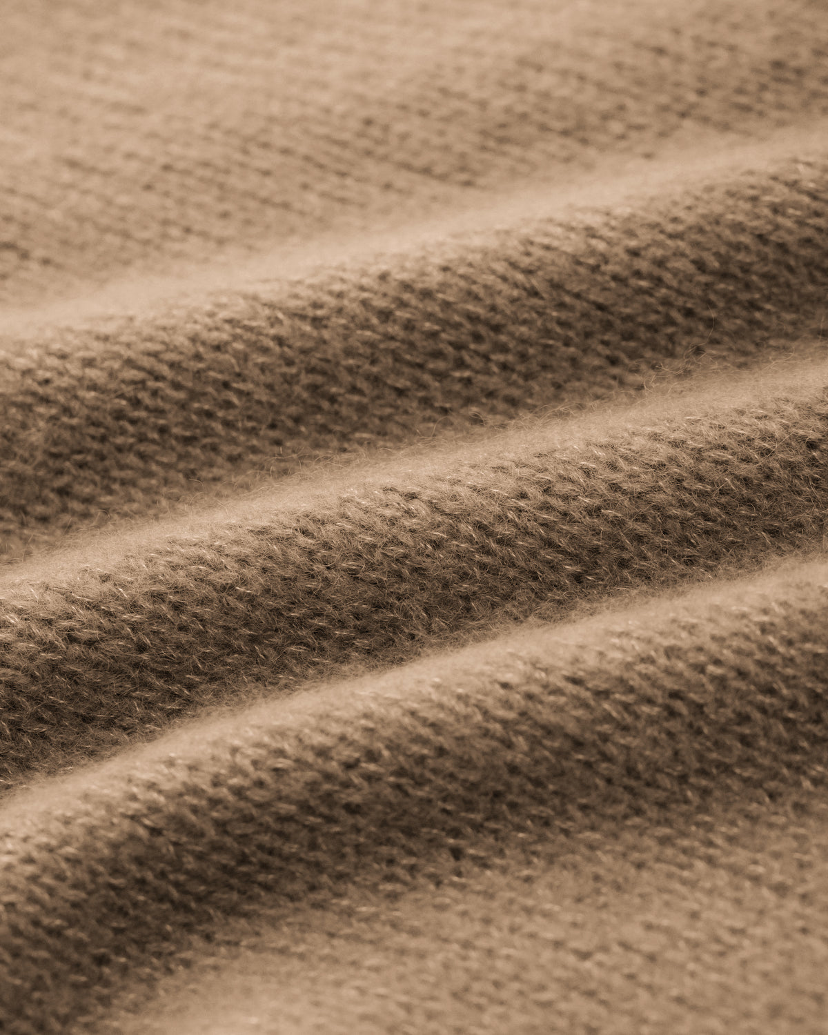 Damen Schal aus 75 % Kaschmir und 25 % Seide in Warm Sand – glatt und locker gestrickter Schal in grober Strickqualität mit aufgesetzten Taschen. Das vielseitig tragbare Modell verbindet weiche Haptik mit funktionalem Design und bietet zahlreiche Stylingmöglichkeiten.
