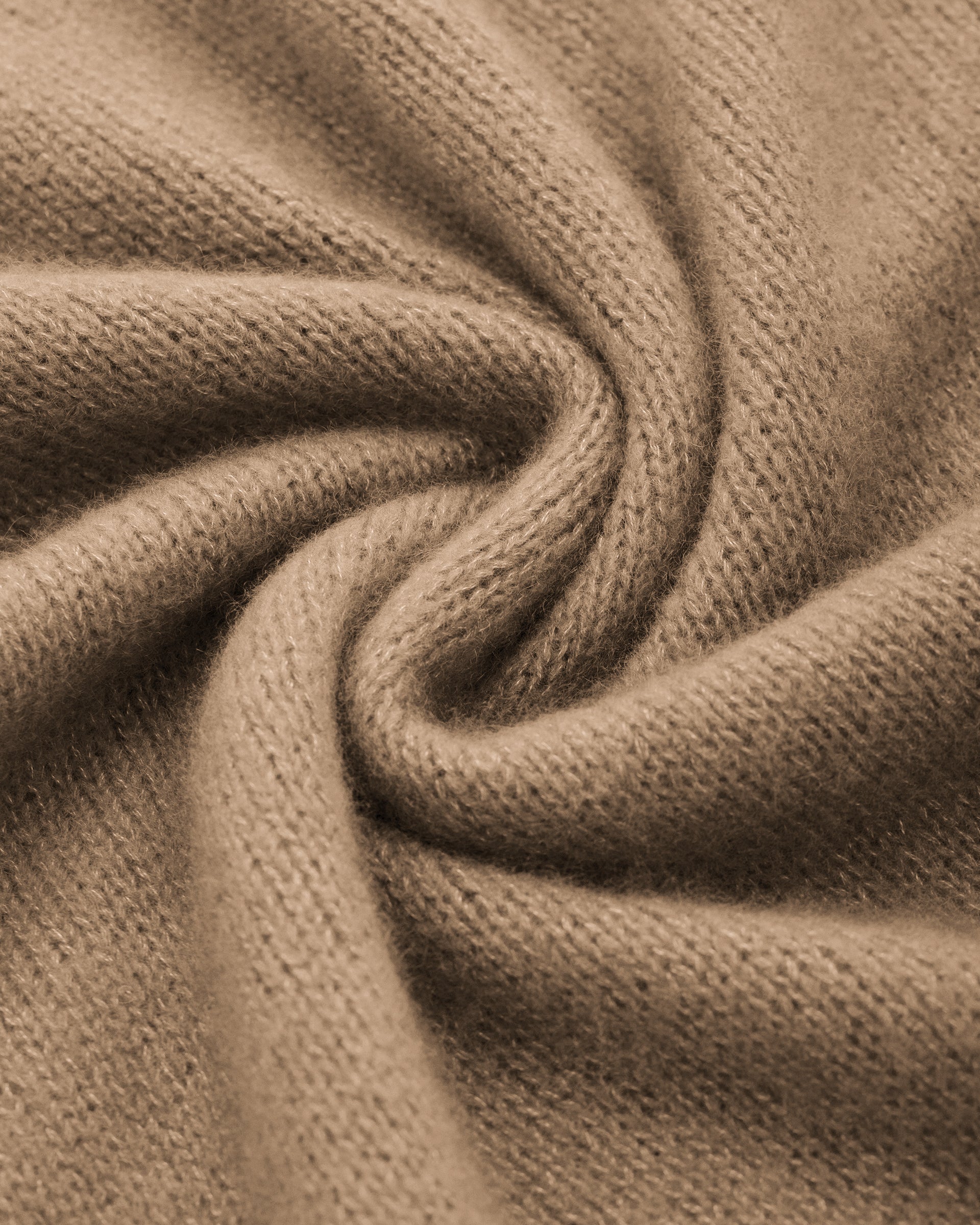 Damen Schal aus 75 % Kaschmir und 25 % Seide in Warm Sand – glatt und locker gestrickter Schal in grober Strickqualität mit aufgesetzten Taschen. Das vielseitig tragbare Modell verbindet weiche Haptik mit funktionalem Design und bietet zahlreiche Stylingmöglichkeiten.
