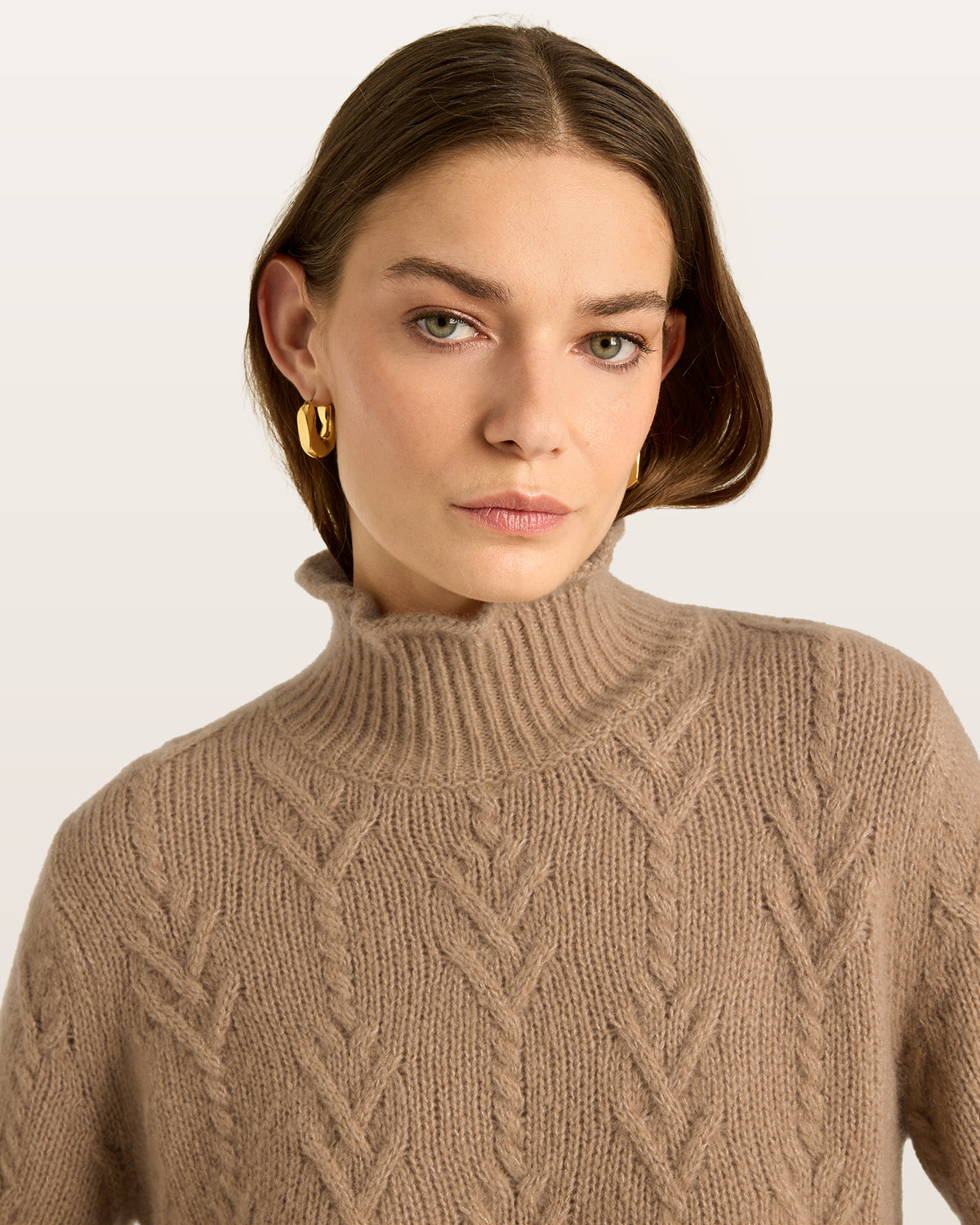 Damen Schal aus 75 % Kaschmir und 25 % Seide in Warm Sand – glatt und locker gestrickter Schal in grober Strickqualität mit aufgesetzten Taschen. Das vielseitig tragbare Modell verbindet weiche Haptik mit funktionalem Design und bietet zahlreiche Stylingmöglichkeiten.
