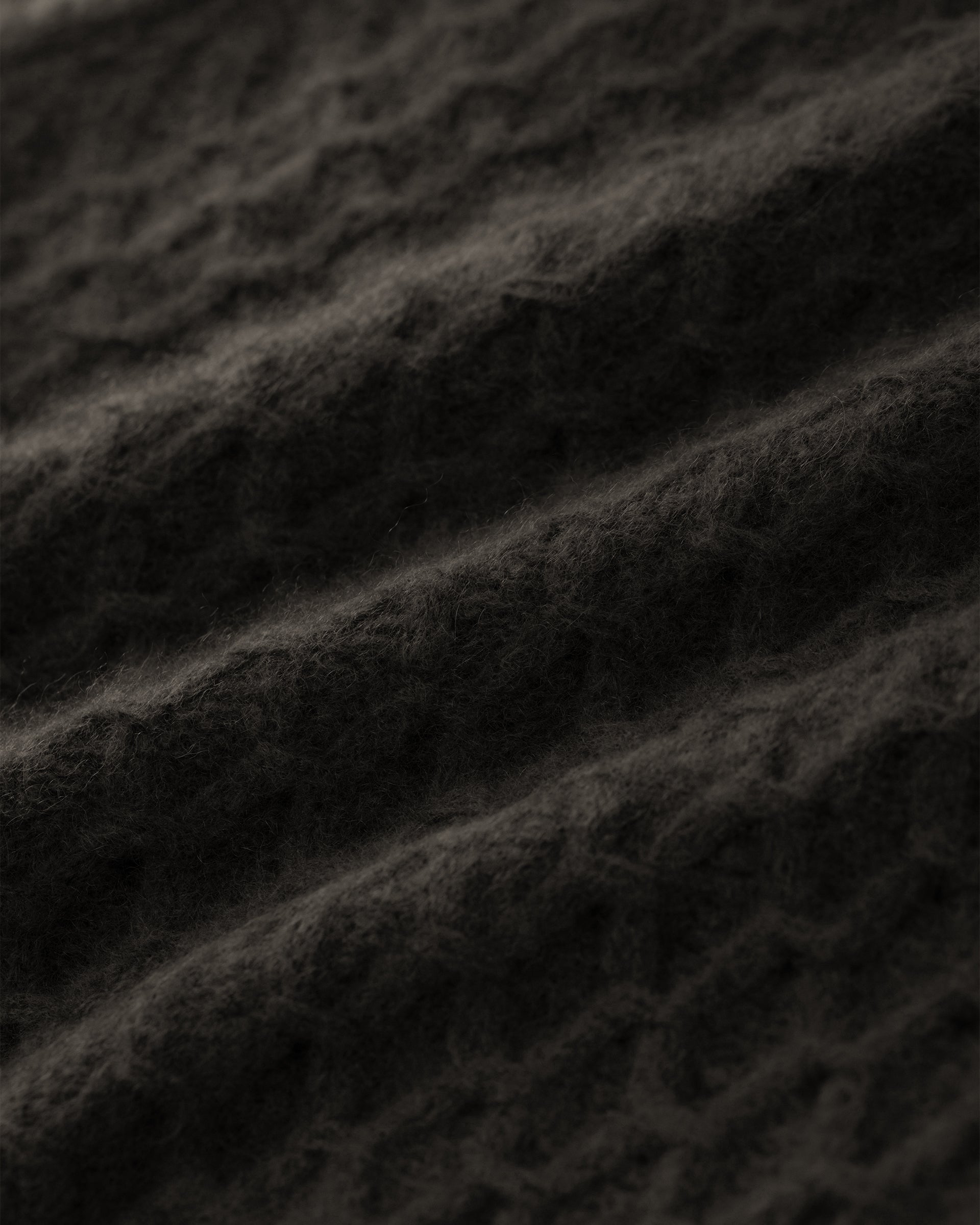 Damen Pullover aus 75 % Kaschmir und 25 % Seide in Black Forest – Pullover mit grafischem Zopfstrickmuster in grober Strickqualität und oversized Passform mit breiter, kurzer, gerade geschnittener Silhouette. Das Modell verfügt über einen Rundhalsausschnitt mit Kragen in Rippstruktur, Raglanärmel sowie lange, relaxte Ärmel. Hohe Ärmelbündchen und Saum sind in Rippstruktur gearbeitet und verleihen dem Design einen markanten, modernen Look.
