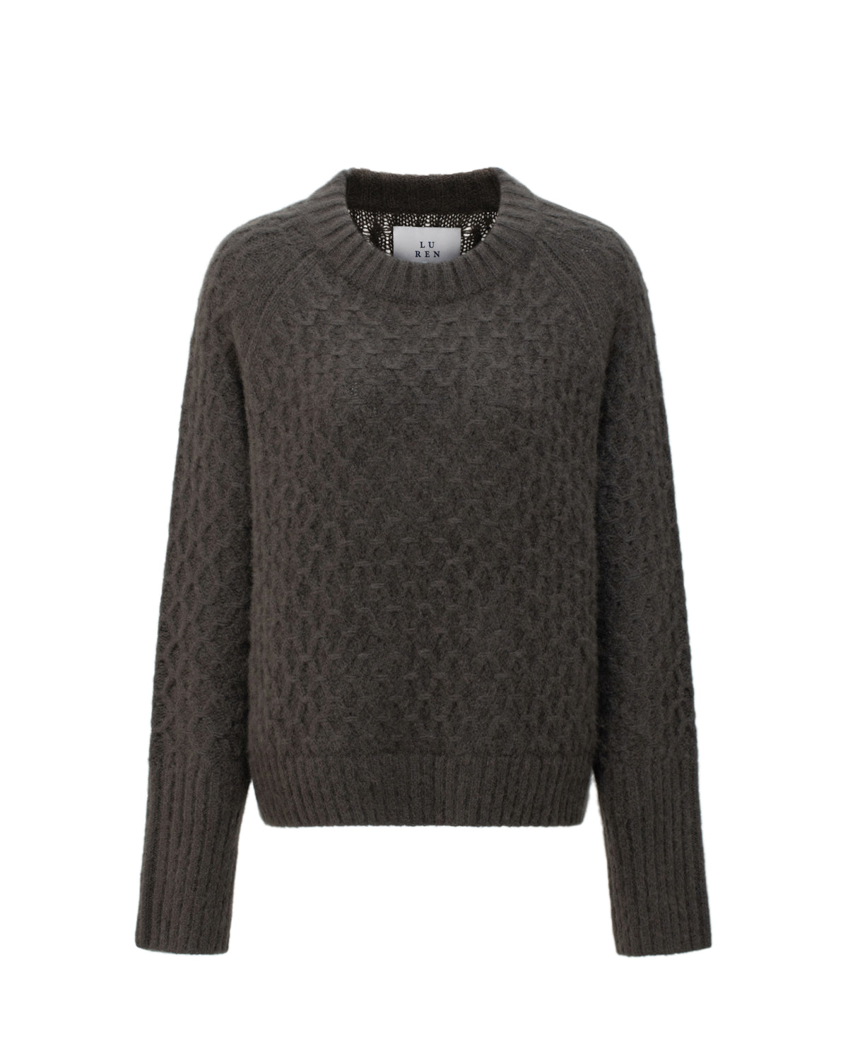 Damen Pullover aus 75 % Kaschmir und 25 % Seide in Black Forest – Pullover mit grafischem Zopfstrickmuster in grober Strickqualität und oversized Passform mit breiter, kurzer, gerade geschnittener Silhouette. Das Modell verfügt über einen Rundhalsausschnitt mit Kragen in Rippstruktur, Raglanärmel sowie lange, relaxte Ärmel. Hohe Ärmelbündchen und Saum sind in Rippstruktur gearbeitet und verleihen dem Design einen markanten, modernen Look.
