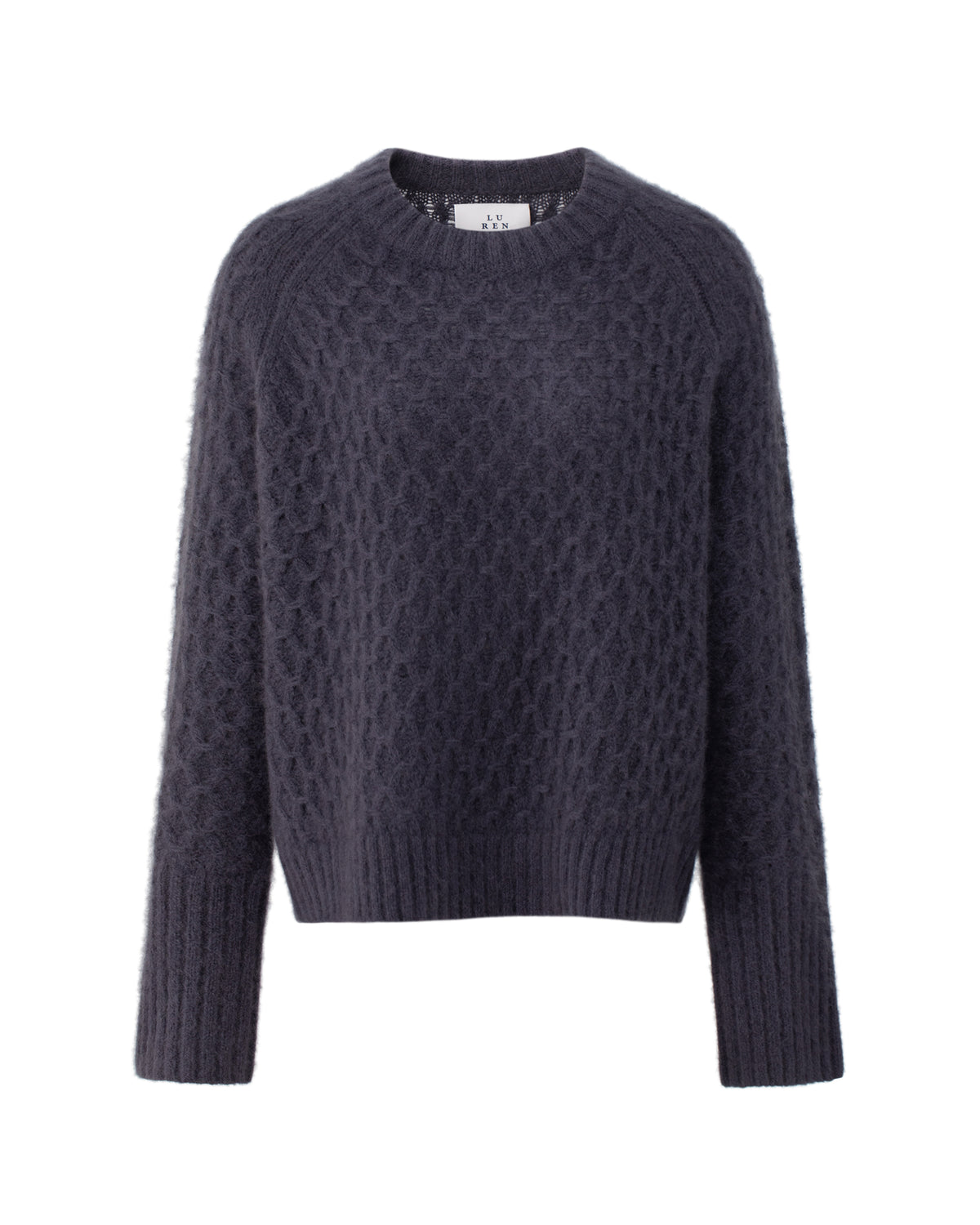 Damen Pullover aus 75 % Kaschmir und 25 % Seide in Graphite Grey – Pullover mit grafischem Zopfstrickmuster in grober Strickqualität und oversized Passform mit breiter, kurzer, gerade geschnittener Silhouette. Das Modell verfügt über einen Rundhalsausschnitt mit Kragen in Rippstruktur, Raglanärmel sowie lange, relaxte Ärmel. Hohe Ärmelbündchen und Saum sind in Rippstruktur gearbeitet und verleihen dem Design einen markanten, modernen Look.
