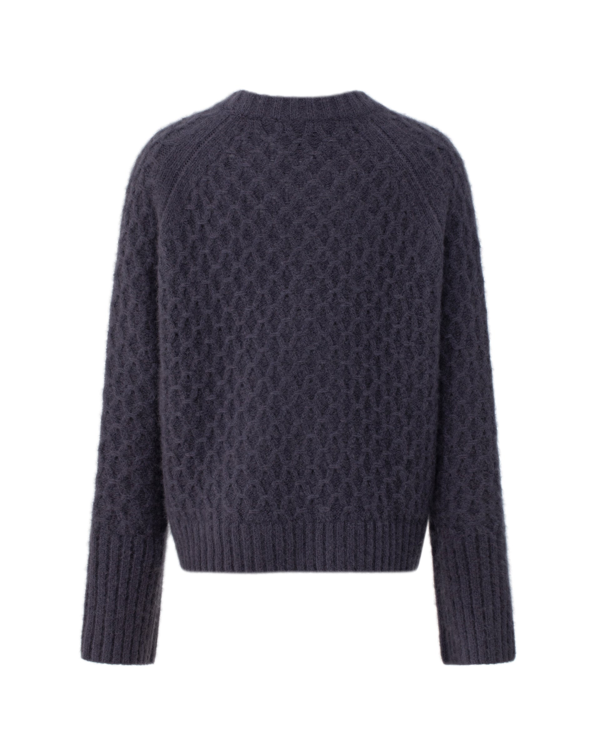 Damen Pullover aus 75 % Kaschmir und 25 % Seide in Graphite Grey – Pullover mit grafischem Zopfstrickmuster in grober Strickqualität und oversized Passform mit breiter, kurzer, gerade geschnittener Silhouette. Das Modell verfügt über einen Rundhalsausschnitt mit Kragen in Rippstruktur, Raglanärmel sowie lange, relaxte Ärmel. Hohe Ärmelbündchen und Saum sind in Rippstruktur gearbeitet und verleihen dem Design einen markanten, modernen Look.
