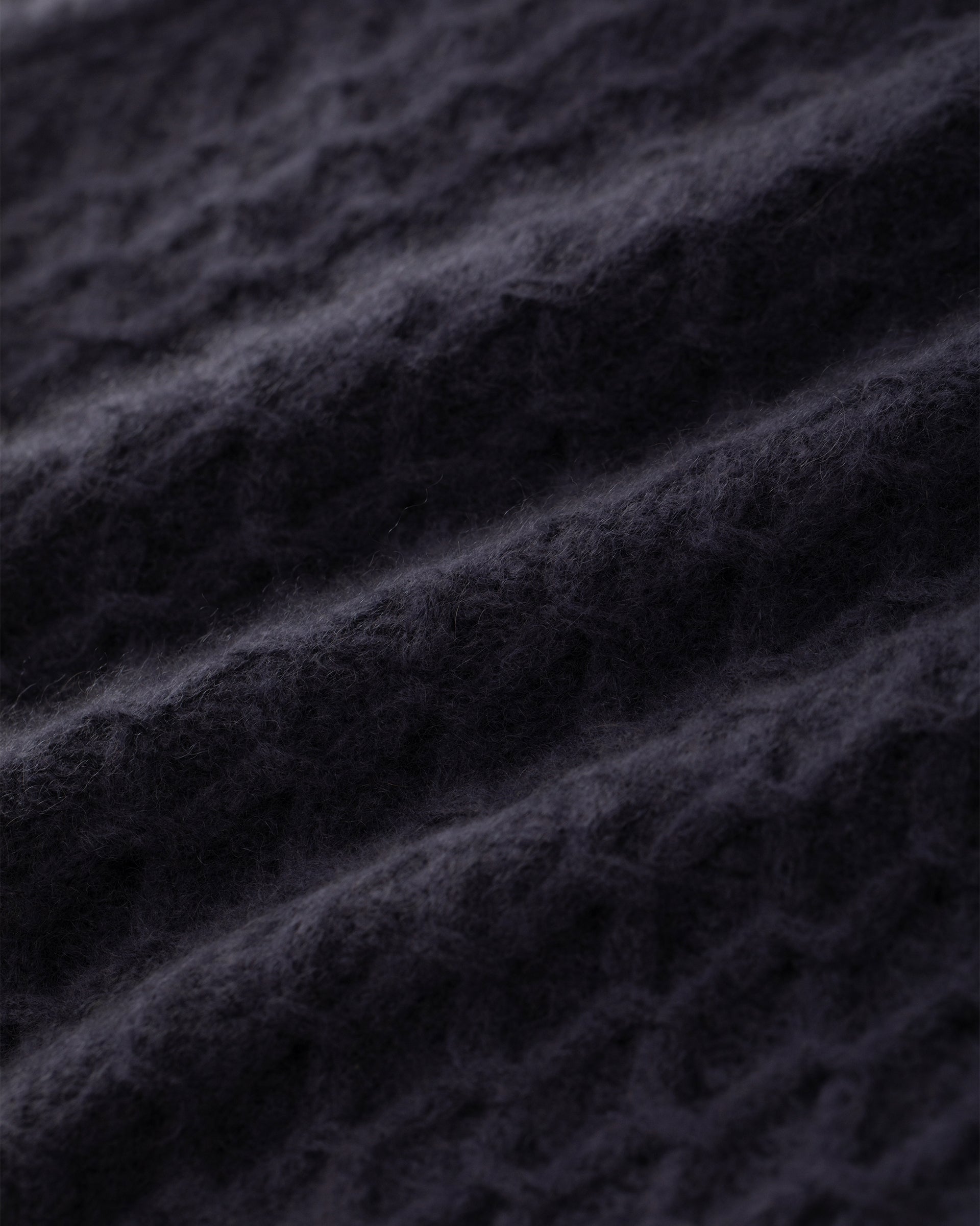 Damen Pullover aus 75 % Kaschmir und 25 % Seide in Graphite Grey – Pullover mit grafischem Zopfstrickmuster in grober Strickqualität und oversized Passform mit breiter, kurzer, gerade geschnittener Silhouette. Das Modell verfügt über einen Rundhalsausschnitt mit Kragen in Rippstruktur, Raglanärmel sowie lange, relaxte Ärmel. Hohe Ärmelbündchen und Saum sind in Rippstruktur gearbeitet und verleihen dem Design einen markanten, modernen Look.
