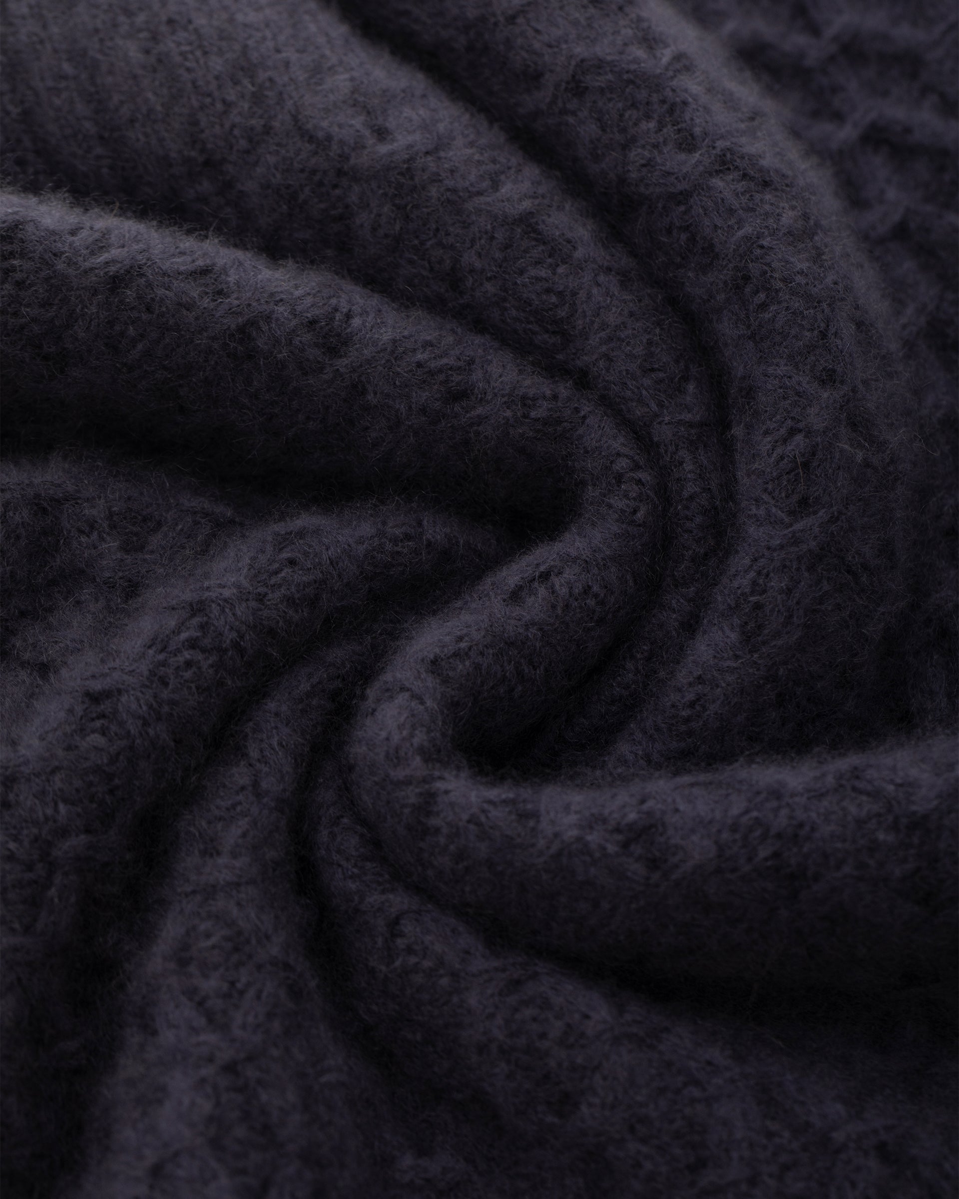Damen Pullover aus 75 % Kaschmir und 25 % Seide in Graphite Grey – Pullover mit grafischem Zopfstrickmuster in grober Strickqualität und oversized Passform mit breiter, kurzer, gerade geschnittener Silhouette. Das Modell verfügt über einen Rundhalsausschnitt mit Kragen in Rippstruktur, Raglanärmel sowie lange, relaxte Ärmel. Hohe Ärmelbündchen und Saum sind in Rippstruktur gearbeitet und verleihen dem Design einen markanten, modernen Look.
