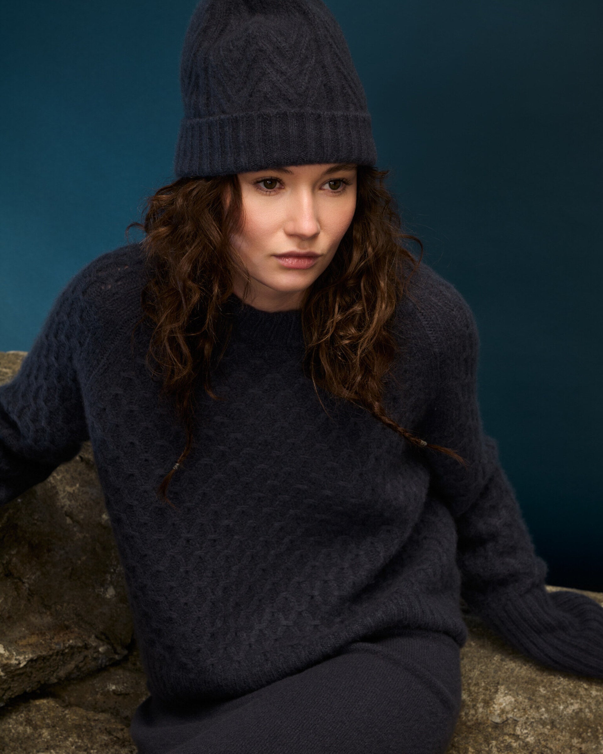 Damen Pullover aus 75 % Kaschmir und 25 % Seide in Graphite Grey – Pullover mit grafischem Zopfstrickmuster in grober Strickqualität und oversized Passform mit breiter, kurzer, gerade geschnittener Silhouette. Das Modell verfügt über einen Rundhalsausschnitt mit Kragen in Rippstruktur, Raglanärmel sowie lange, relaxte Ärmel. Hohe Ärmelbündchen und Saum sind in Rippstruktur gearbeitet und verleihen dem Design einen markanten, modernen Look.
