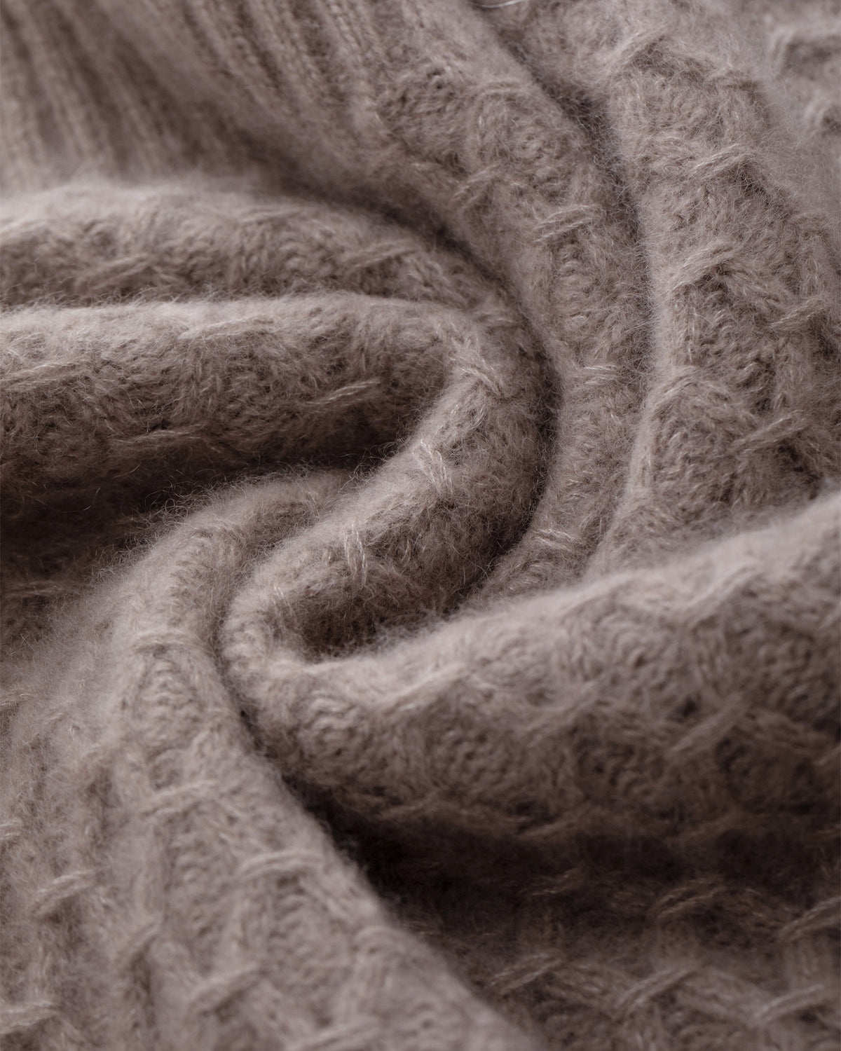 Damen Pullover aus 75 % Kaschmir und 25 % Seide in Natural Twine – Pullover mit grafischem Zopfstrickmuster in grober Strickqualität und oversized Passform mit breiter, kurzer, gerade geschnittener Silhouette. Das Modell verfügt über einen Rundhalsausschnitt mit Kragen in Rippstruktur, Raglanärmel sowie lange, relaxte Ärmel. Hohe Ärmelbündchen und Saum sind in Rippstruktur gearbeitet und verleihen dem Design einen markanten, modernen Look.
