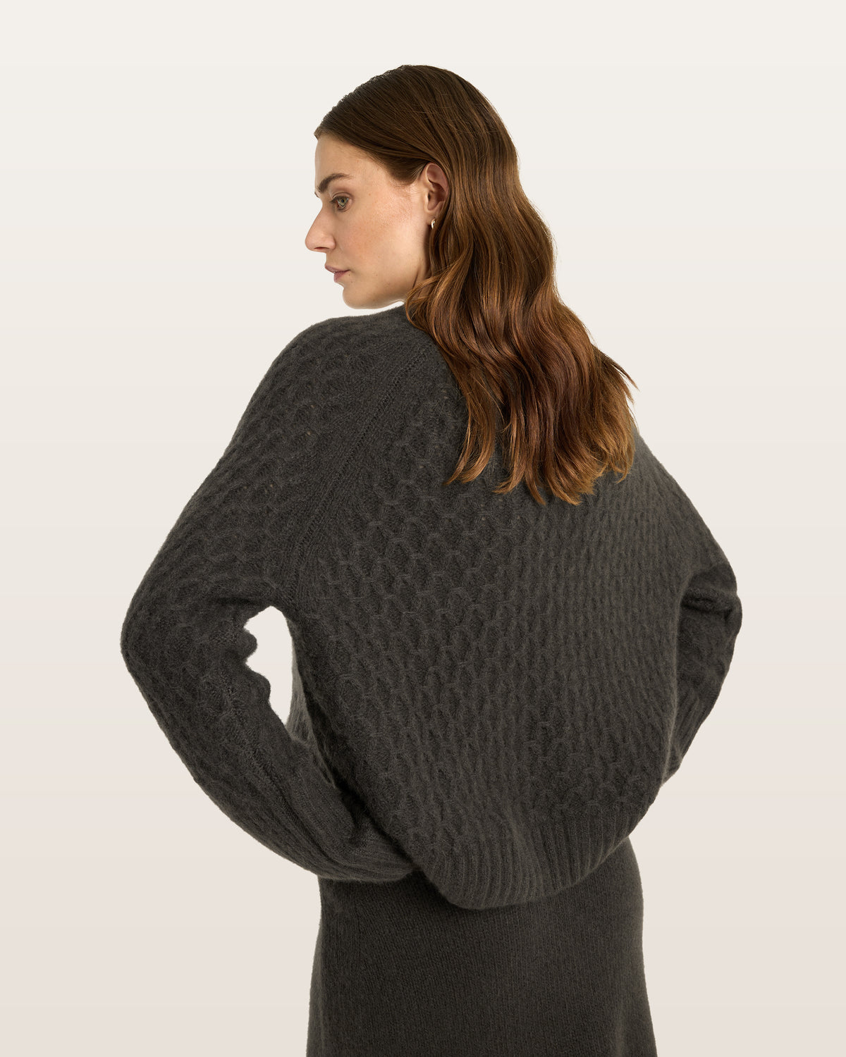Damen Pullover aus 75 % Kaschmir und 25 % Seide in Black Forest – Pullover mit grafischem Zopfstrickmuster in grober Strickqualität und oversized Passform mit breiter, kurzer, gerade geschnittener Silhouette. Das Modell verfügt über einen Rundhalsausschnitt mit Kragen in Rippstruktur, Raglanärmel sowie lange, relaxte Ärmel. Hohe Ärmelbündchen und Saum sind in Rippstruktur gearbeitet und verleihen dem Design einen markanten, modernen Look.
