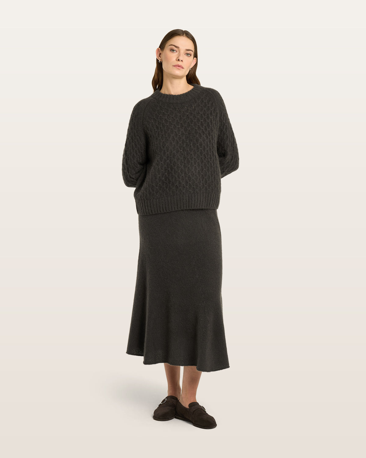 Damen Pullover aus 75 % Kaschmir und 25 % Seide in Black Forest – Pullover mit grafischem Zopfstrickmuster in grober Strickqualität und oversized Passform mit breiter, kurzer, gerade geschnittener Silhouette. Das Modell verfügt über einen Rundhalsausschnitt mit Kragen in Rippstruktur, Raglanärmel sowie lange, relaxte Ärmel. Hohe Ärmelbündchen und Saum sind in Rippstruktur gearbeitet und verleihen dem Design einen markanten, modernen Look.
