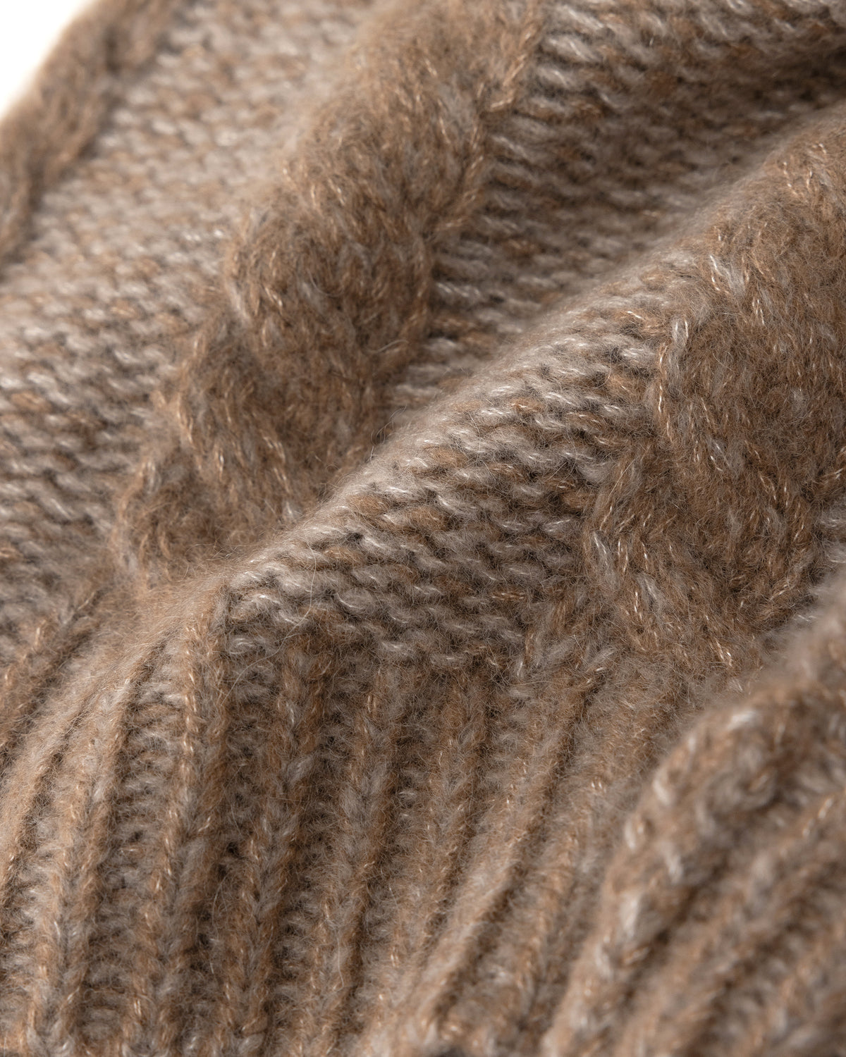 Damen Mütze aus 75 % Kaschmir und 25 % Seide in Cocoa Twine – Mütze aus Mouliné-Garn mit Zopfmuster und links gestrickter Struktur in grober Strickqualität. Der Umschlag in Rippstruktur verleiht dem Modell einen klassischen Look und sorgt für einen angenehmen Sitz.
