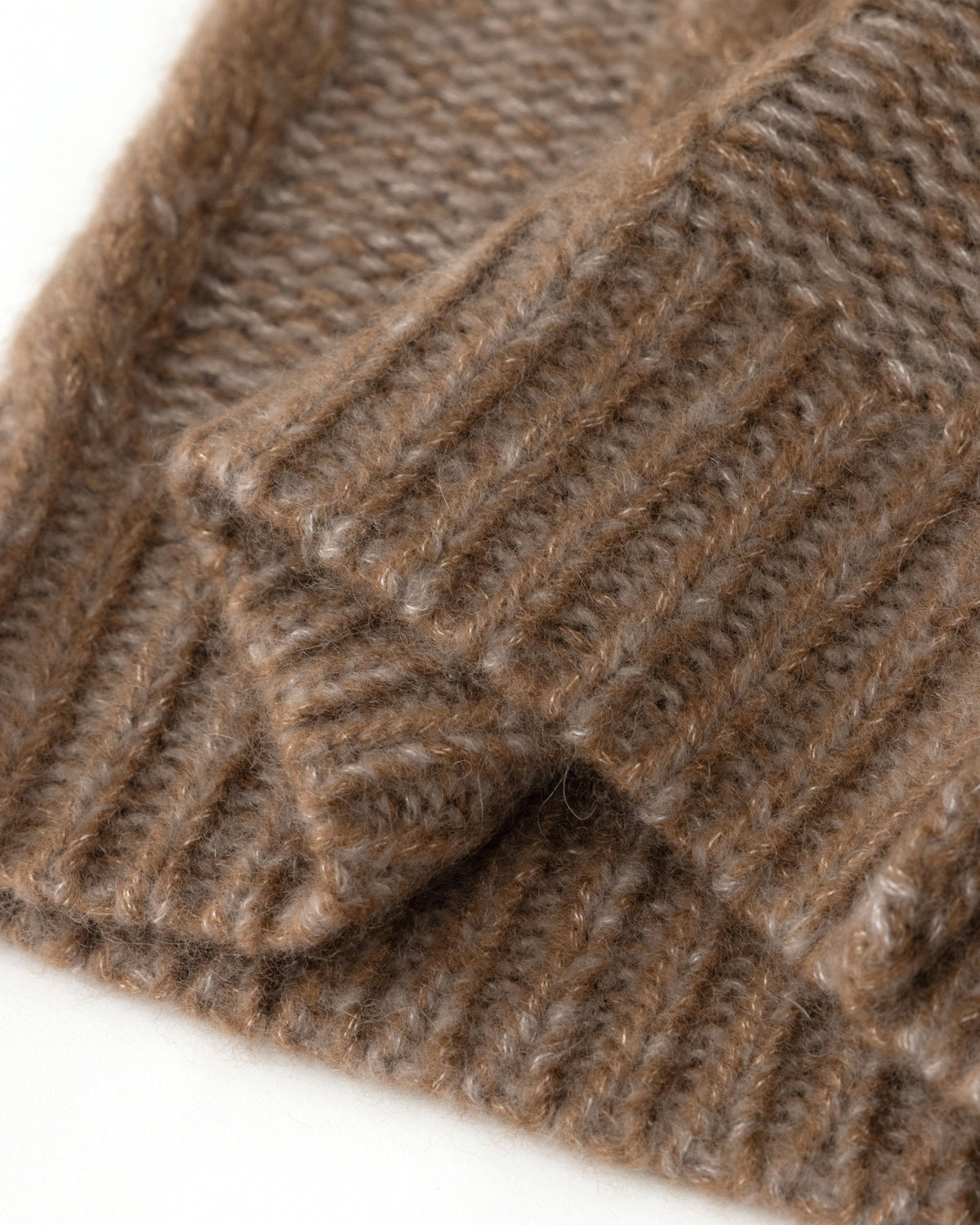 Damen Mütze aus 75 % Kaschmir und 25 % Seide in Cocoa Twine – Mütze aus Mouliné-Garn mit Zopfmuster und links gestrickter Struktur in grober Strickqualität. Der Umschlag in Rippstruktur verleiht dem Modell einen klassischen Look und sorgt für einen angenehmen Sitz.