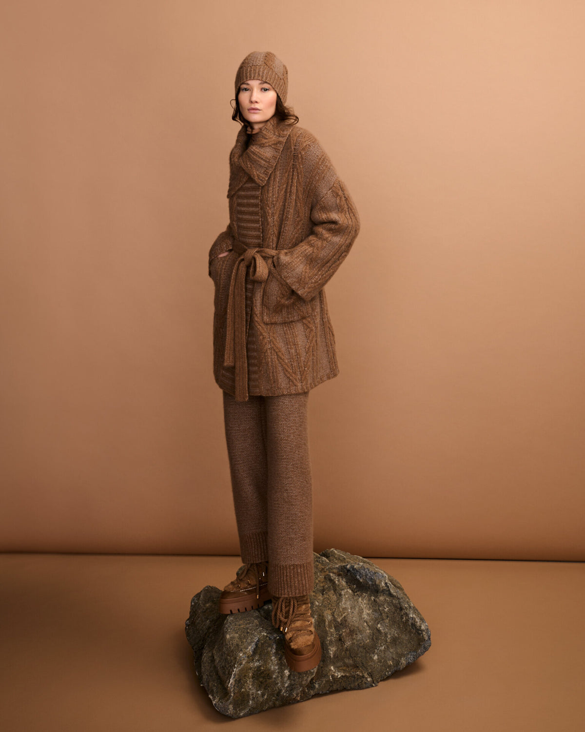 Damen Mütze aus 75 % Kaschmir und 25 % Seide in Cocoa Twine – Mütze aus Mouliné-Garn mit Zopfmuster und links gestrickter Struktur in grober Strickqualität. Der Umschlag in Rippstruktur verleiht dem Modell einen klassischen Look und sorgt für einen angenehmen Sitz.