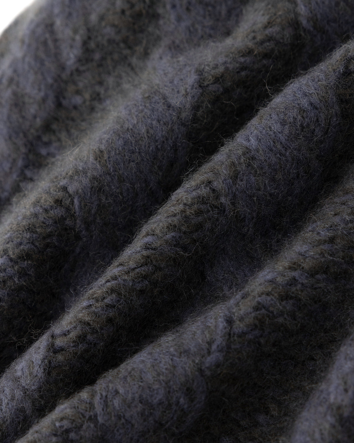 Damen Mütze aus 75 % Kaschmir und 25 % Seide in Forest Grey – Mütze aus Mouliné-Garn mit Zopfmuster und links gestrickter Struktur in grober Strickqualität. Der Umschlag in Rippstruktur verleiht dem Modell einen klassischen Look und sorgt für einen angenehmen Sitz.
