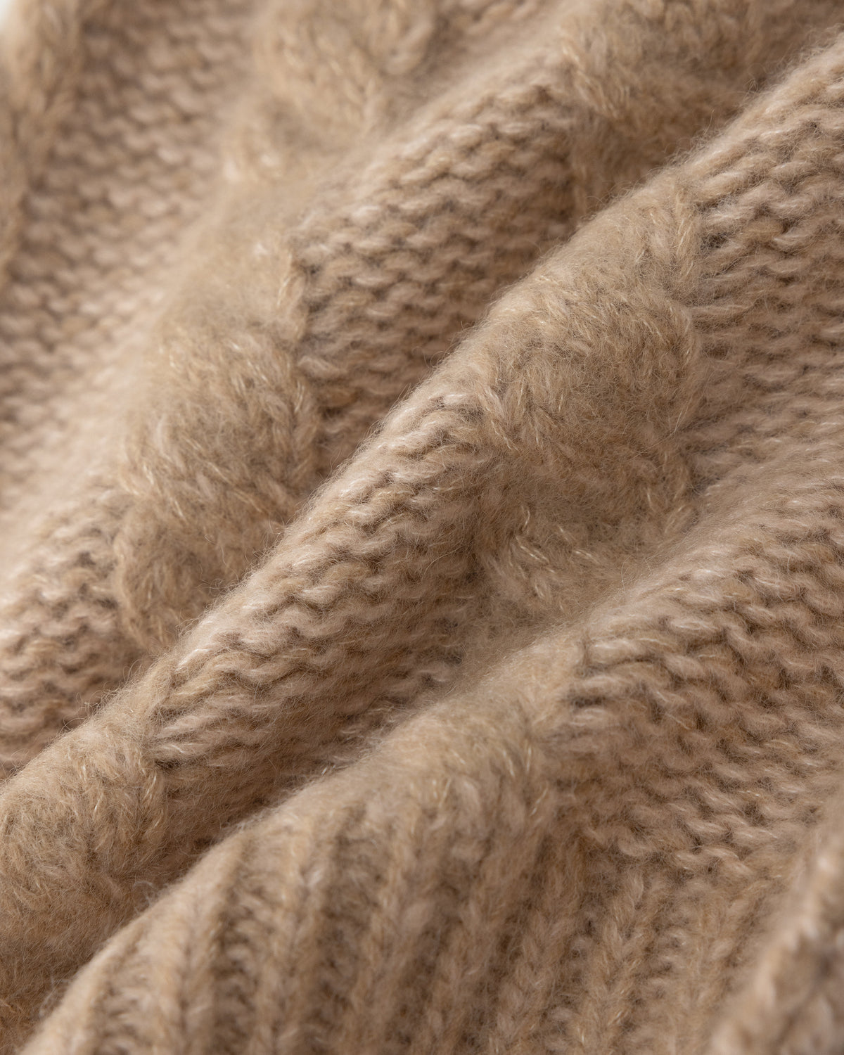 Damen Mütze aus 75 % Kaschmir und 25 % Seide in Sand Rose – Mütze aus Mouliné-Garn mit Zopfmuster und links gestrickter Struktur in grober Strickqualität. Der Umschlag in Rippstruktur verleiht dem Modell einen klassischen Look und sorgt für einen angenehmen Sitz.