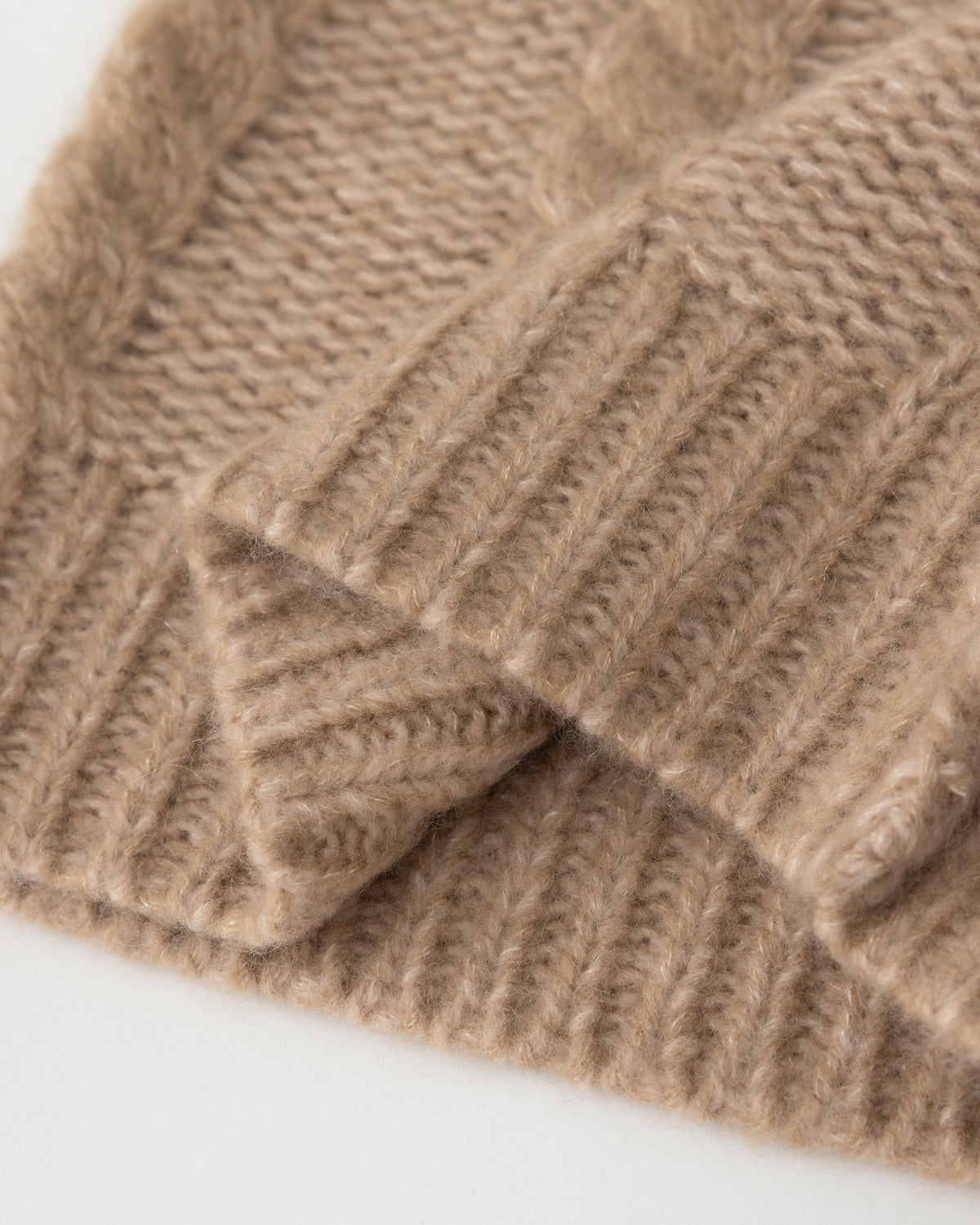 Damen Mütze aus 75 % Kaschmir und 25 % Seide in Sand Rose – Mütze aus Mouliné-Garn mit Zopfmuster und links gestrickter Struktur in grober Strickqualität. Der Umschlag in Rippstruktur verleiht dem Modell einen klassischen Look und sorgt für einen angenehmen Sitz.