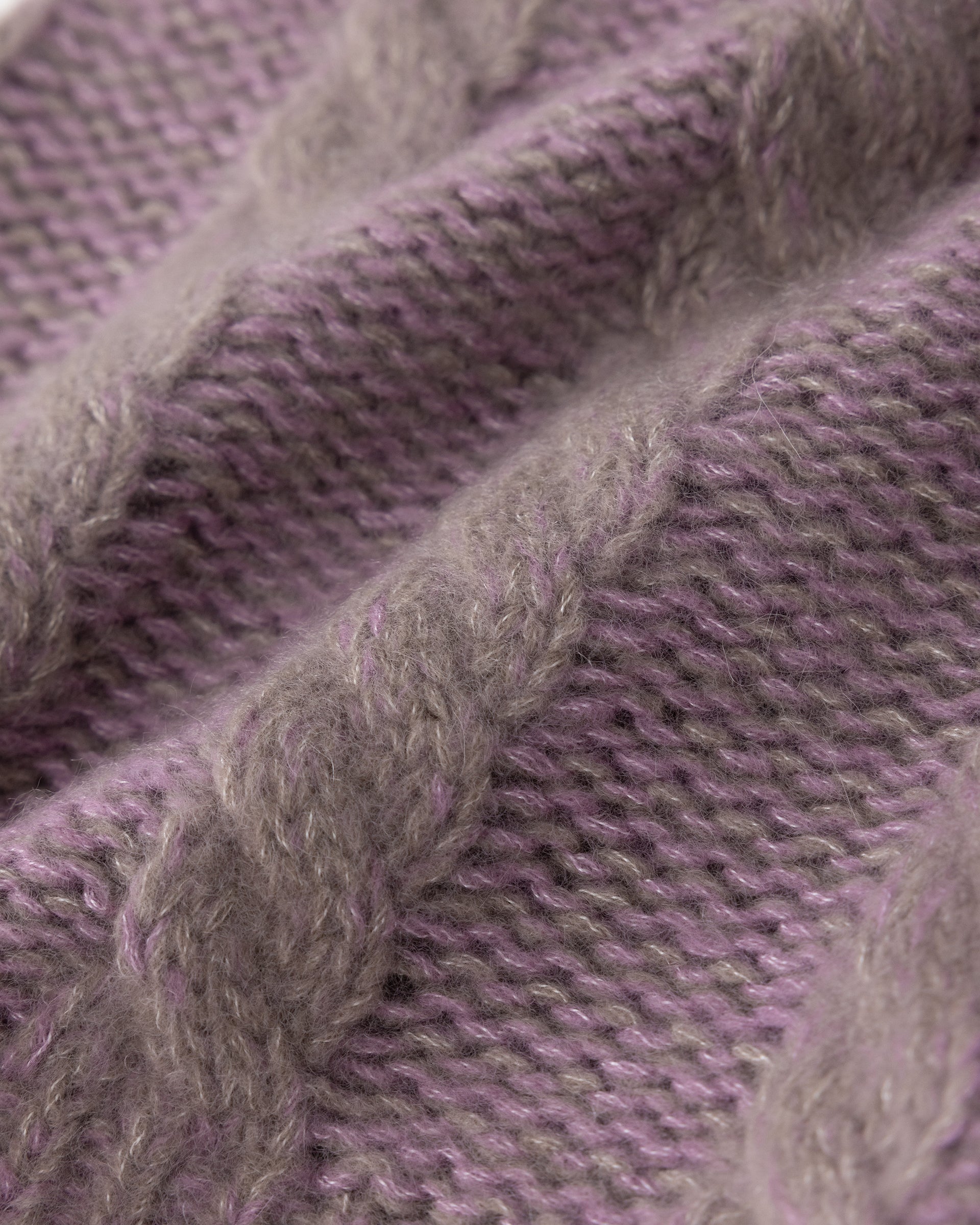 Damen Mütze aus 75 % Kaschmir und 25 % Seide in Twine Lilac – Mütze aus Mouliné-Garn mit Zopfmuster und links gestrickter Struktur in grober Strickqualität. Der Umschlag in Rippstruktur verleiht dem Modell einen klassischen Look und sorgt für einen angenehmen Sitz.
