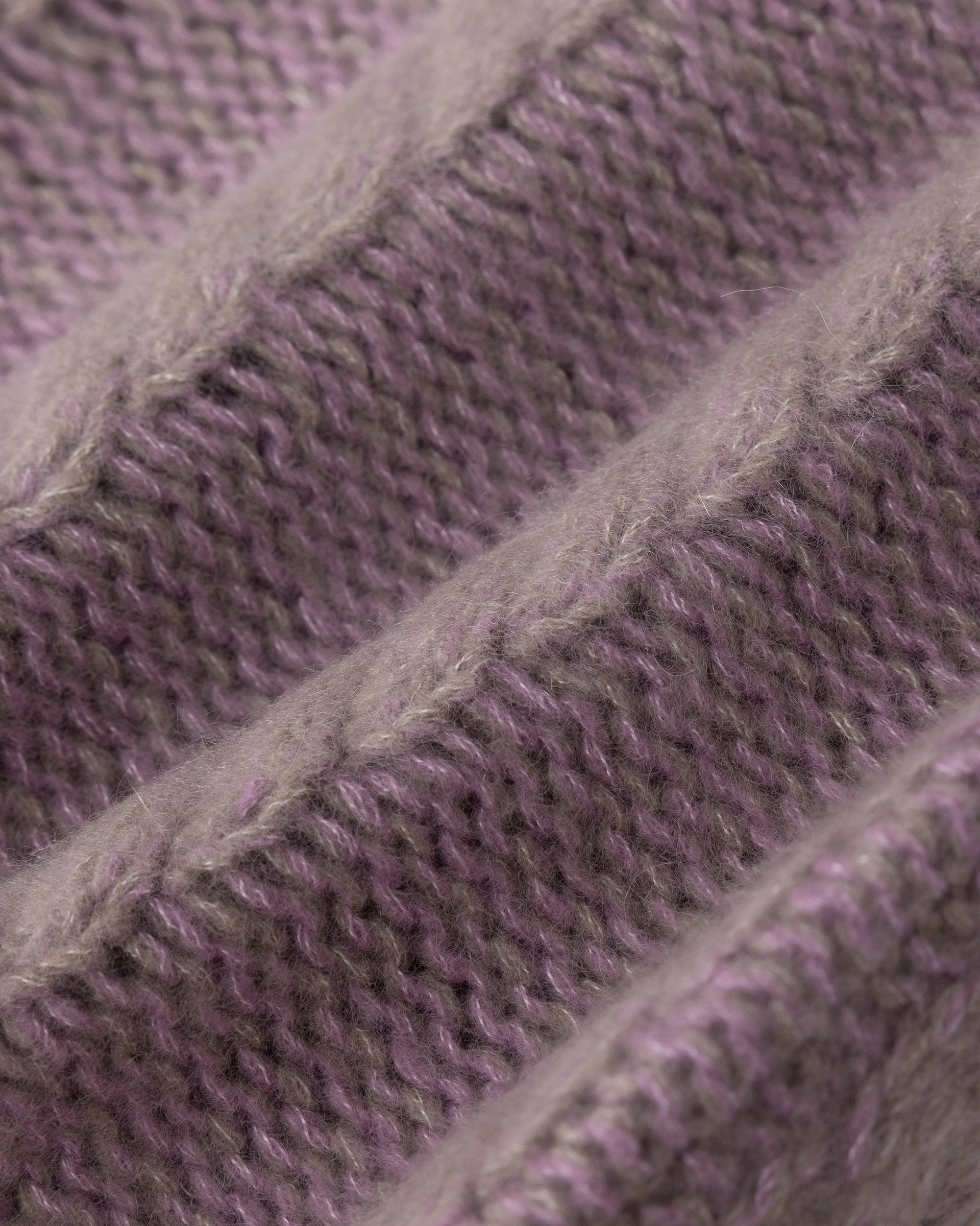 Damen Mütze aus 75 % Kaschmir und 25 % Seide in Twine Lilac – Mütze aus Mouliné-Garn mit Zopfmuster und links gestrickter Struktur in grober Strickqualität. Der Umschlag in Rippstruktur verleiht dem Modell einen klassischen Look und sorgt für einen angenehmen Sitz.
