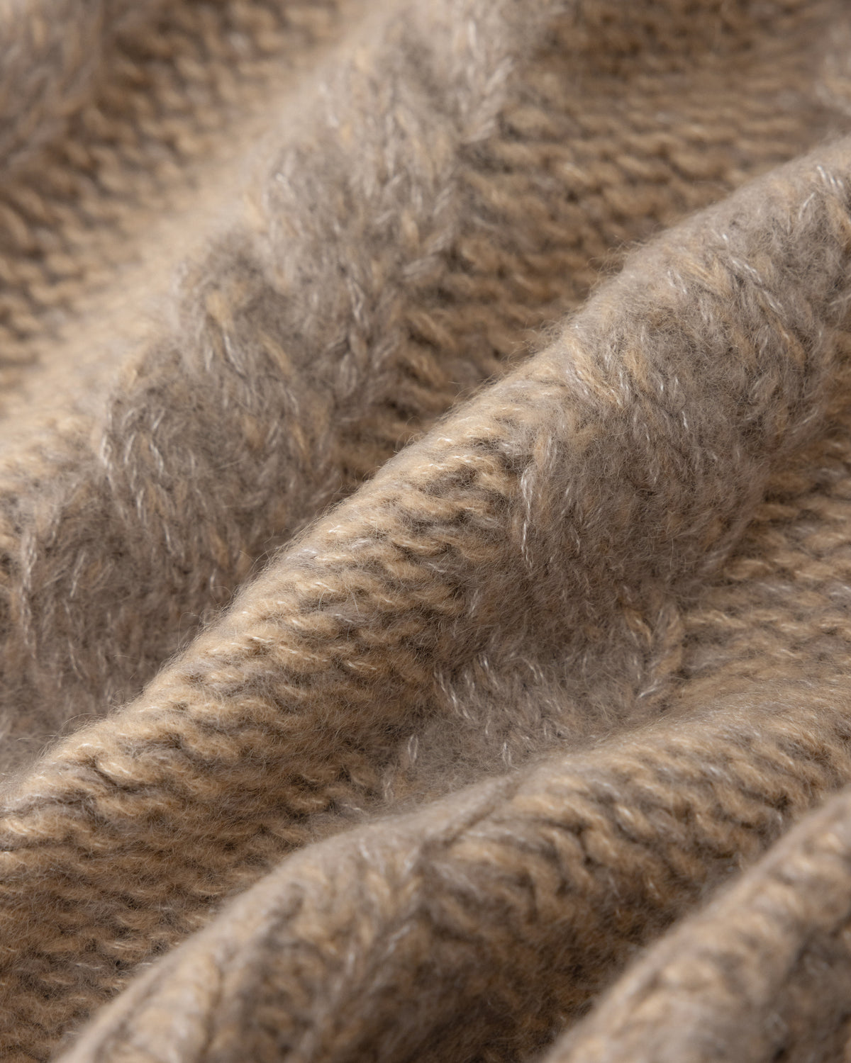 Damen Mütze aus 75 % Kaschmir und 25 % Seide in Twine Sand – Mütze aus Mouliné-Garn mit Zopfmuster und links gestrickter Struktur in grober Strickqualität. Der Umschlag in Rippstruktur verleiht dem Modell einen klassischen Look und sorgt für einen angenehmen Sitz.
