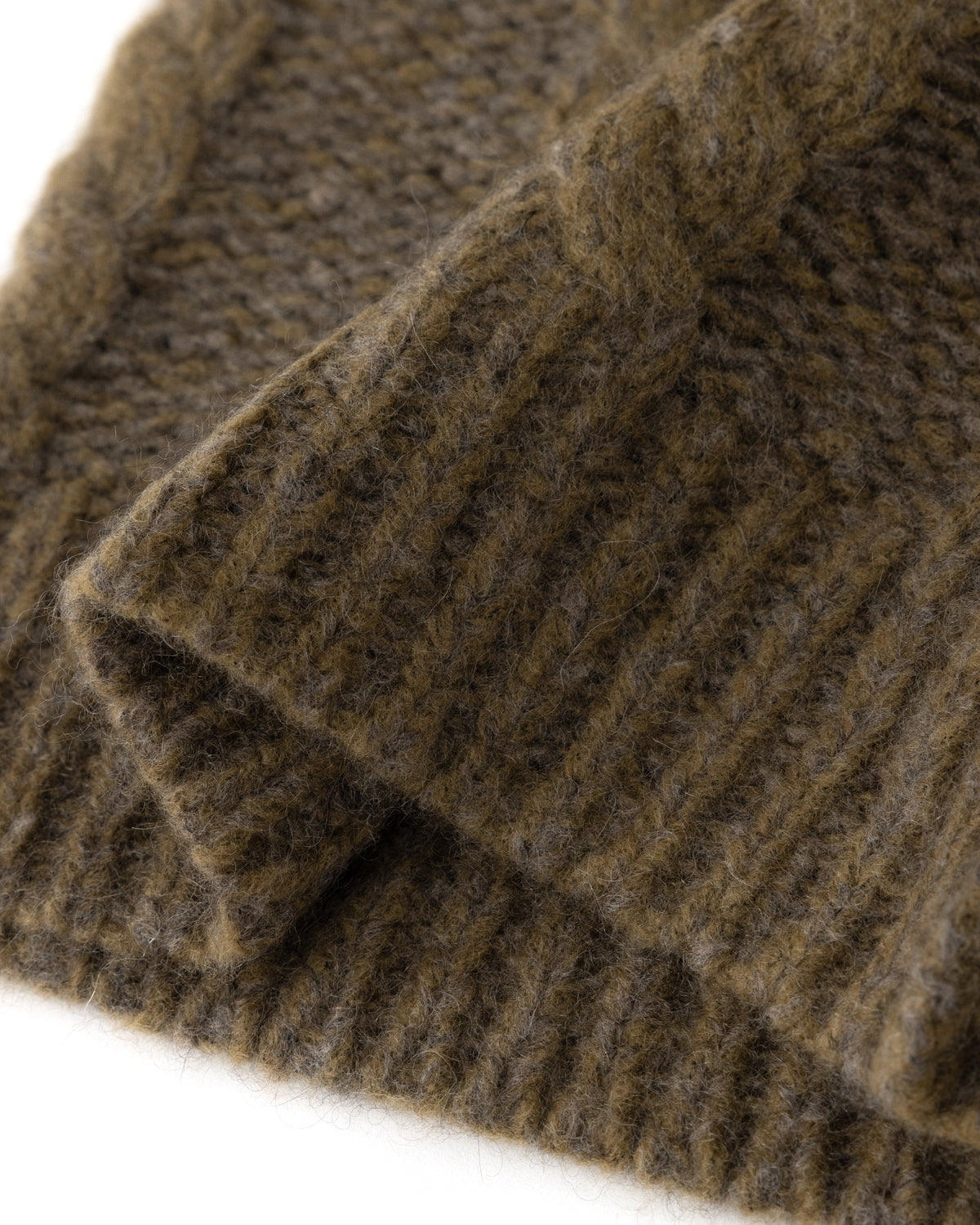 Damen Mütze aus 75 % Kaschmir und 25 % Seide in Wilderness Tapenade – Mütze aus Mouliné-Garn mit Zopfmuster und links gestrickter Struktur in grober Strickqualität. Der Umschlag in Rippstruktur verleiht dem Modell einen klassischen Look und sorgt für einen angenehmen Sitz.