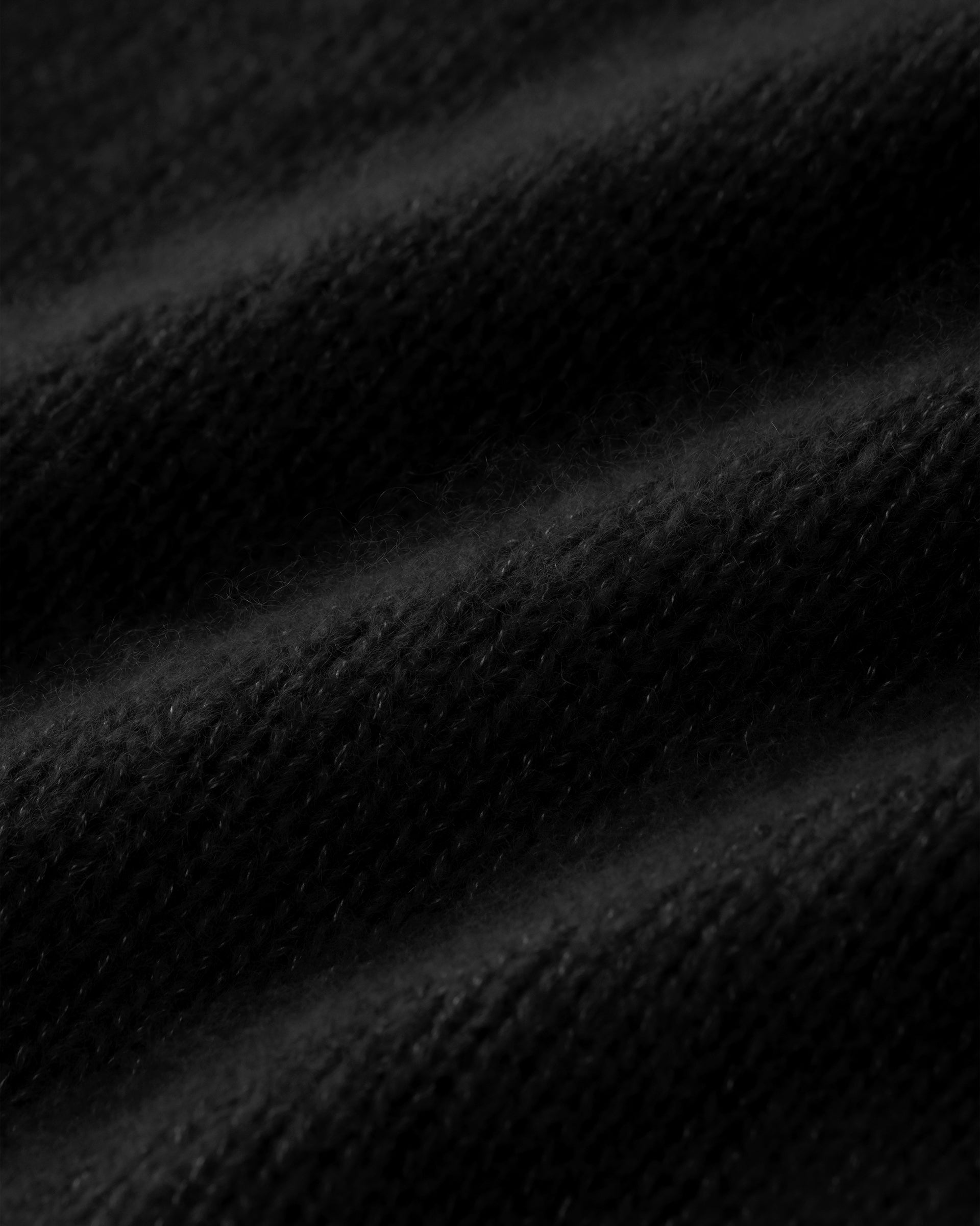 Damen Pullover aus 75 % Kaschmir und 25 % Seide in Black – glatt gestrickter Pullover in mittelschwerer Qualität mit relaxter Passform, Rundhalsausschnitt mit Kragen in Rippstruktur, klassischer Schulterform sowie langen, schmalen Ärmeln. Ärmelbündchen und Saum sind in Rippstruktur gearbeitet und verleihen dem Modell einen zeitlosen Look.
