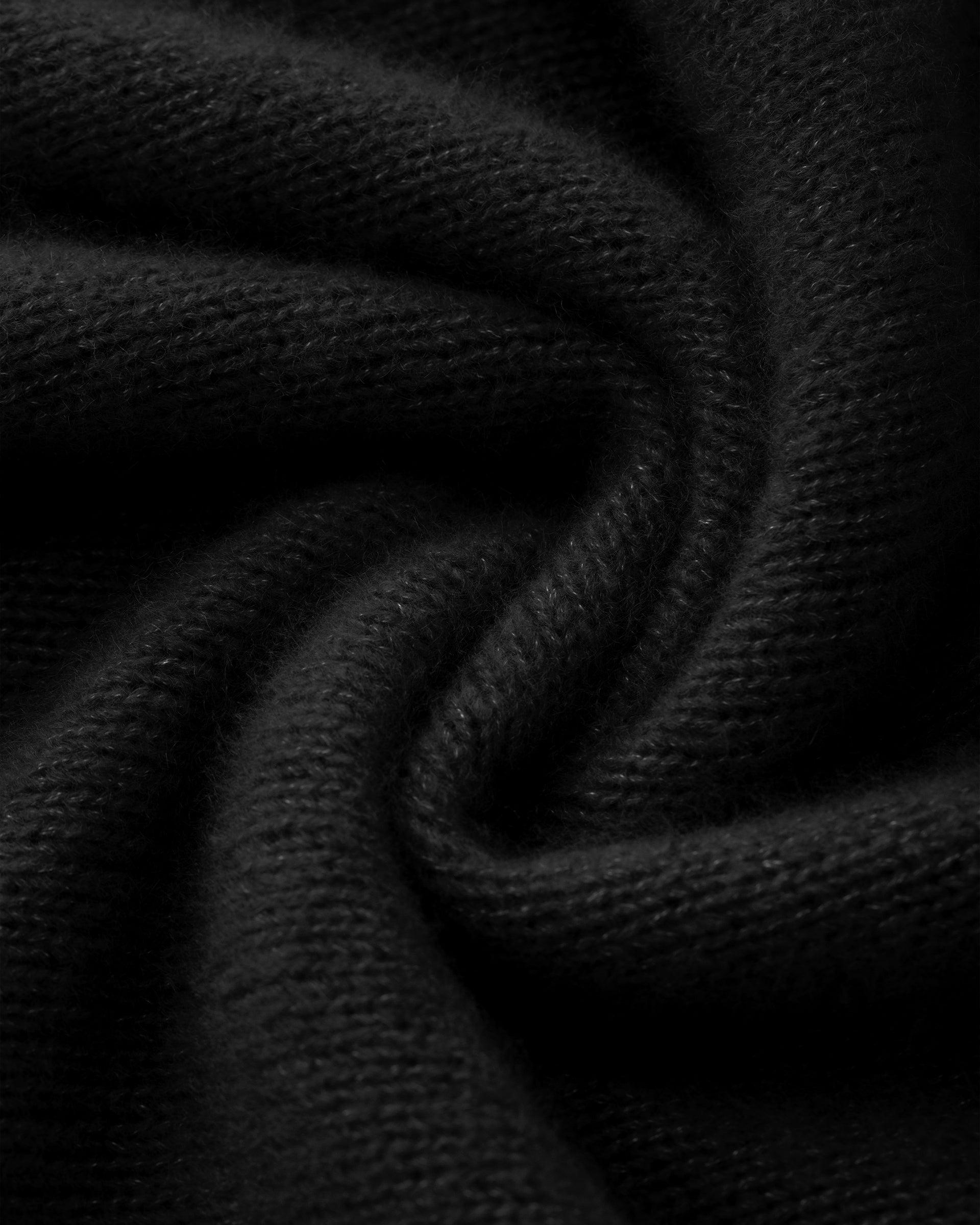 Damen Pullover aus 75 % Kaschmir und 25 % Seide in Black – glatt gestrickter Pullover in mittelschwerer Qualität mit relaxter Passform, Rundhalsausschnitt mit Kragen in Rippstruktur, klassischer Schulterform sowie langen, schmalen Ärmeln. Ärmelbündchen und Saum sind in Rippstruktur gearbeitet und verleihen dem Modell einen zeitlosen Look.