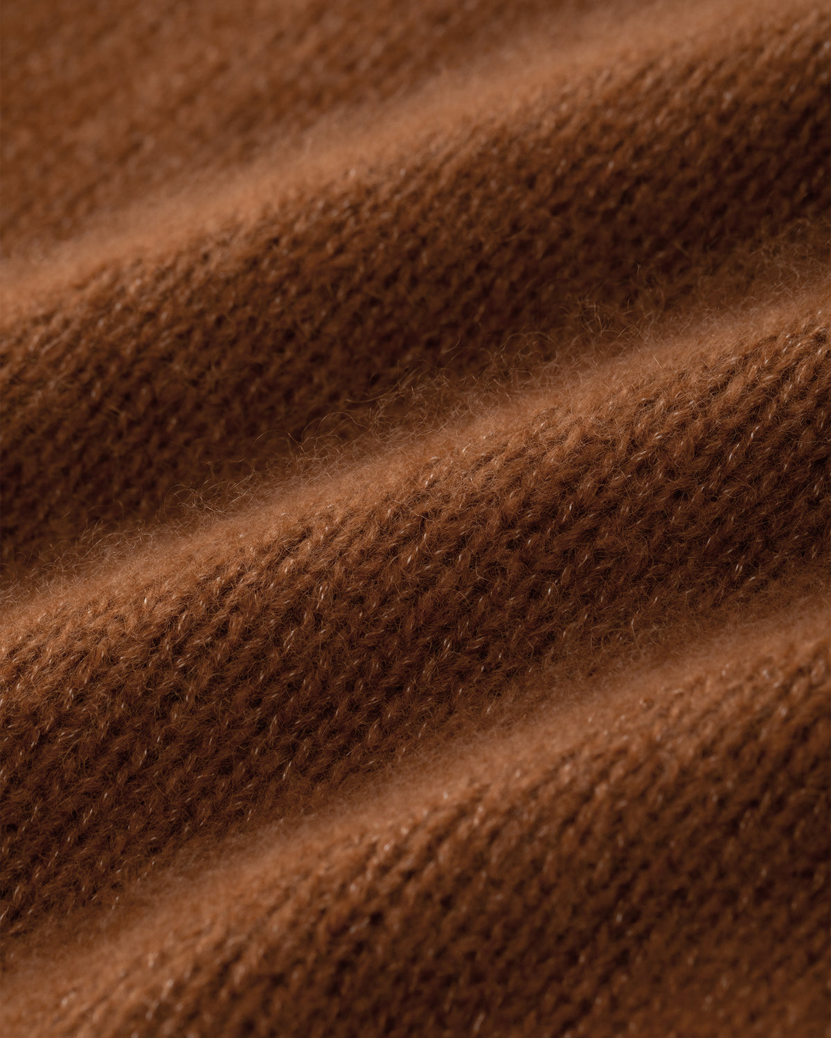 Damen Pullover aus 75 % Kaschmir und 25 % Seide in Bronze – glatt gestrickter Pullover in mittelschwerer Qualität mit relaxter Passform, Rundhalsausschnitt mit Kragen in Rippstruktur, klassischer Schulterform sowie langen, schmalen Ärmeln. Ärmelbündchen und Saum sind in Rippstruktur gearbeitet und verleihen dem Modell einen zeitlosen Look.