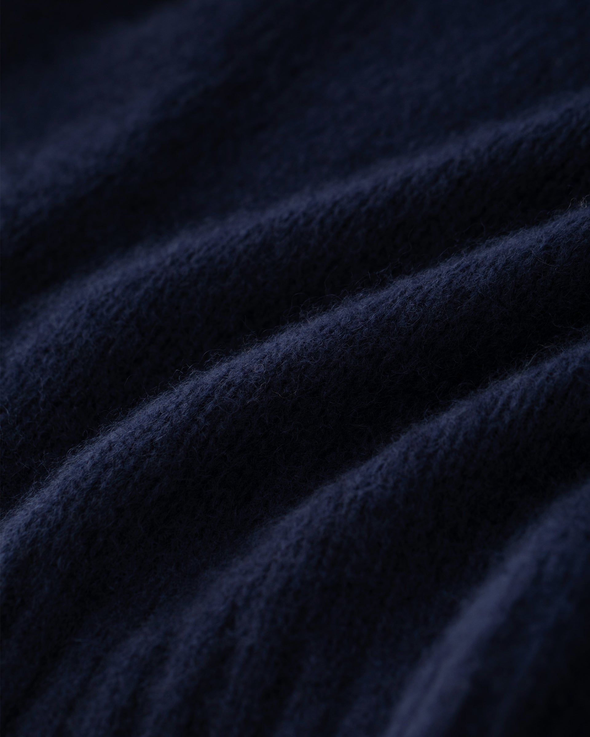 Damen Pullover aus 75 % Kaschmir und 25 % Seide in French Navy – glatt gestrickter Pullover in mittelschwerer Qualität mit relaxter Passform, Rundhalsausschnitt mit Kragen in Rippstruktur, klassischer Schulterform sowie langen, schmalen Ärmeln. Ärmelbündchen und Saum sind in Rippstruktur gearbeitet und verleihen dem Modell einen zeitlosen Look.