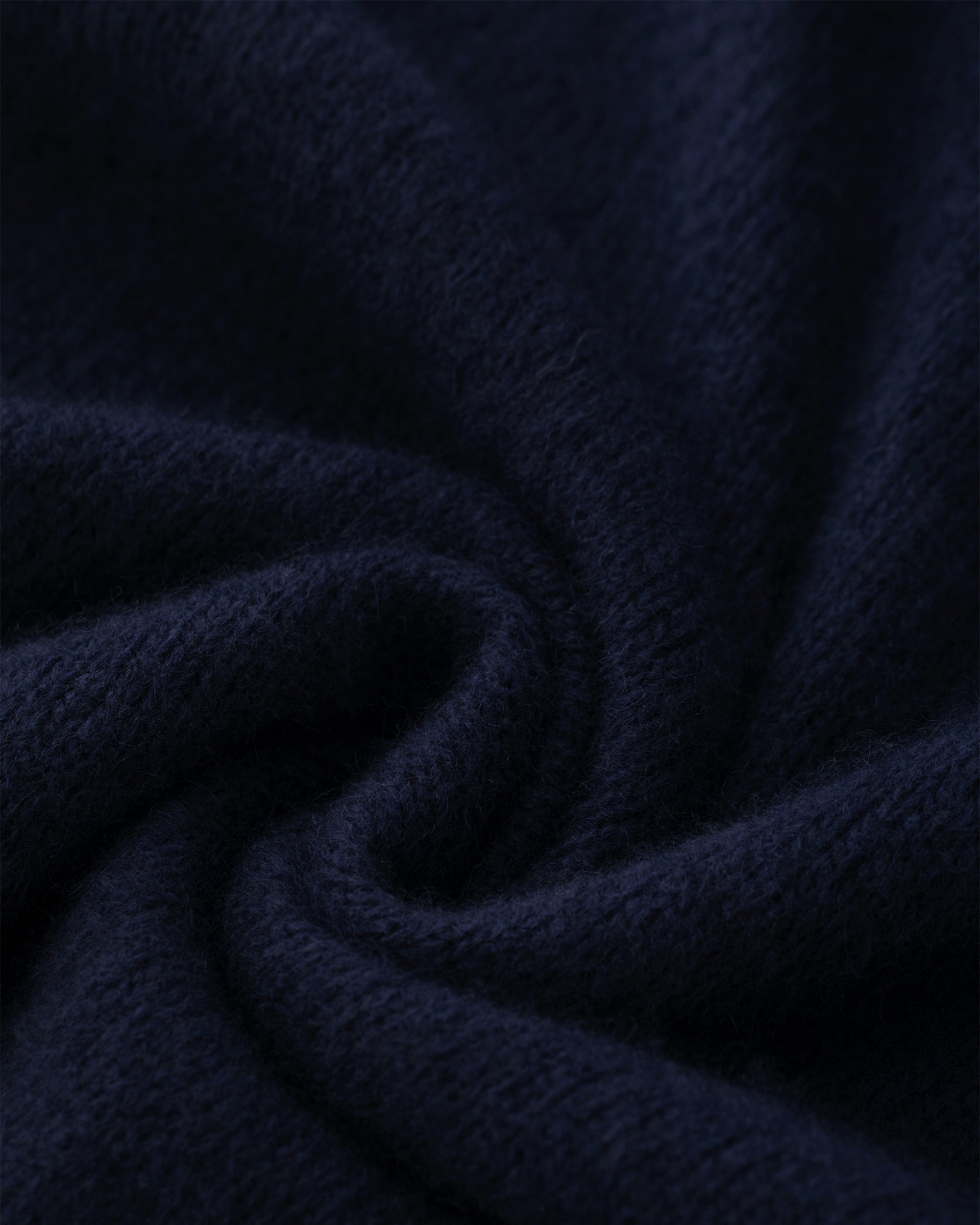 Damen Pullover aus 75 % Kaschmir und 25 % Seide in French Navy – glatt gestrickter Pullover in mittelschwerer Qualität mit relaxter Passform, Rundhalsausschnitt mit Kragen in Rippstruktur, klassischer Schulterform sowie langen, schmalen Ärmeln. Ärmelbündchen und Saum sind in Rippstruktur gearbeitet und verleihen dem Modell einen zeitlosen Look.