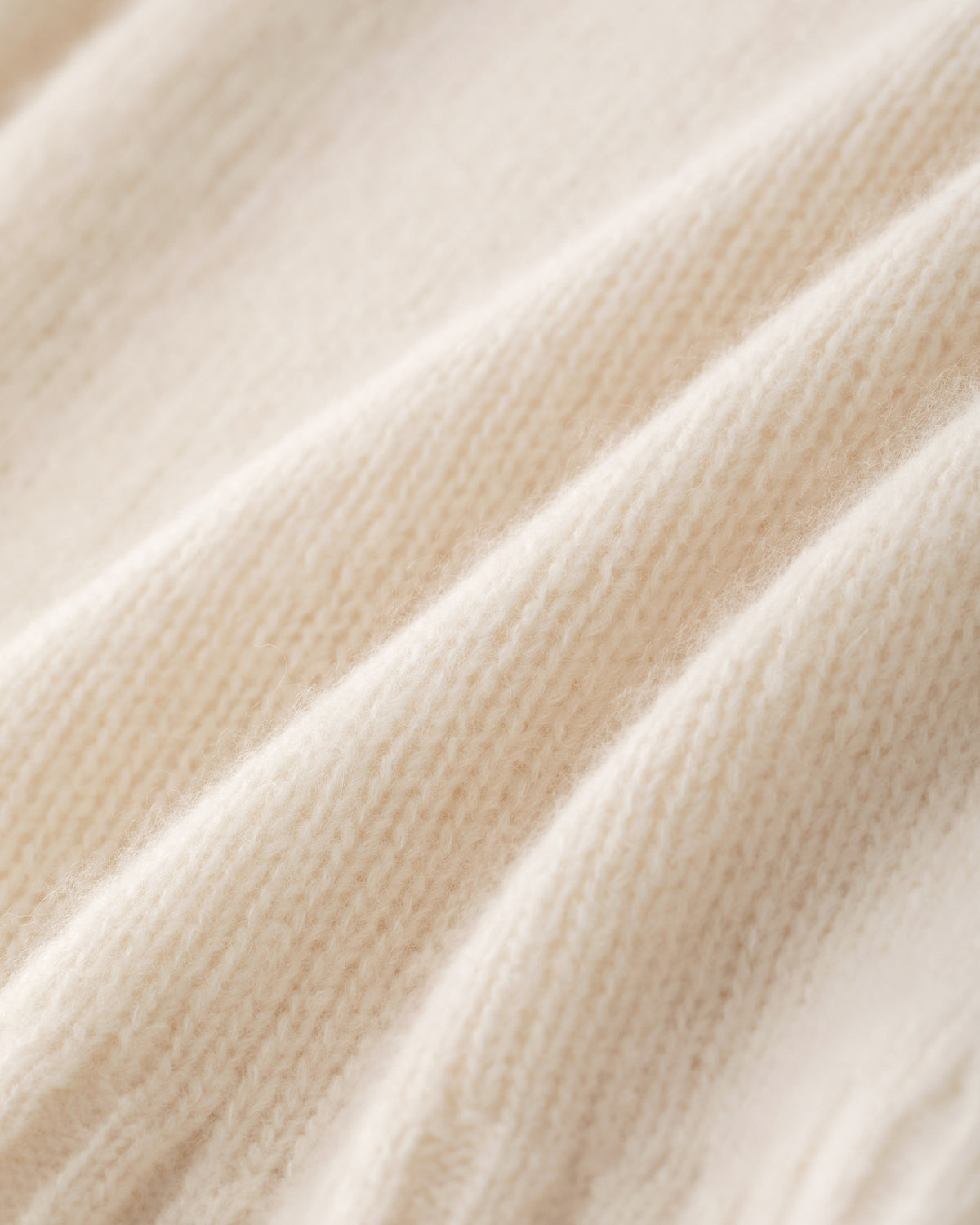 Damen Pullover aus 75 % Kaschmir und 25 % Seide in Ivory – glatt gestrickter Pullover in mittelschwerer Qualität mit relaxter Passform, Rundhalsausschnitt mit Kragen in Rippstruktur, klassischer Schulterform sowie langen, schmalen Ärmeln. Ärmelbündchen und Saum sind in Rippstruktur gearbeitet und verleihen dem Modell einen zeitlosen Look.