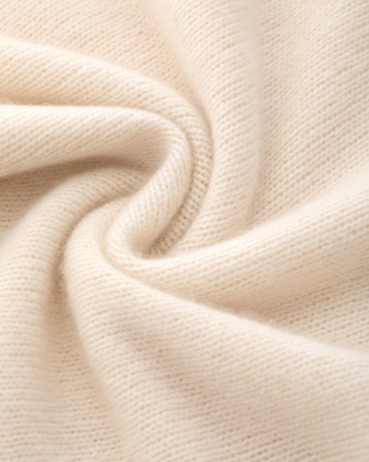 Damen Pullover aus 75 % Kaschmir und 25 % Seide in Ivory – glatt gestrickter Pullover in mittelschwerer Qualität mit relaxter Passform, Rundhalsausschnitt mit Kragen in Rippstruktur, klassischer Schulterform sowie langen, schmalen Ärmeln. Ärmelbündchen und Saum sind in Rippstruktur gearbeitet und verleihen dem Modell einen zeitlosen Look.