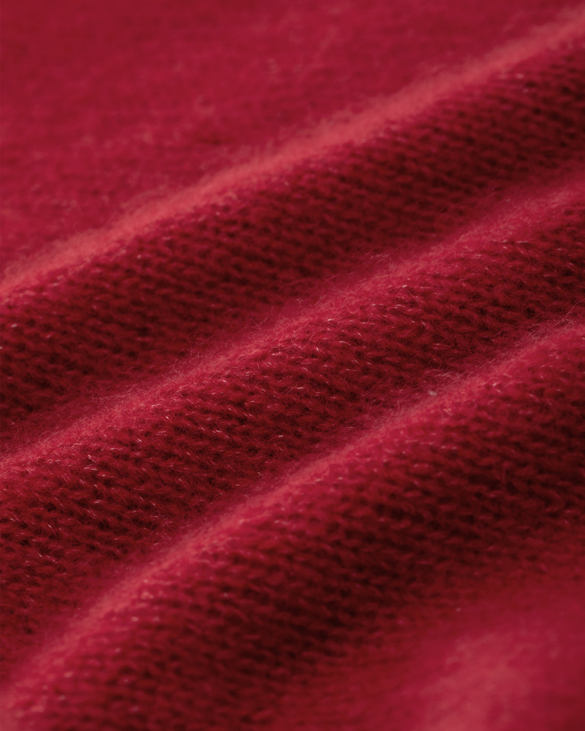 Damen Pullover aus 75 % Kaschmir und 25 % Seide in Royal Garnet – glatt gestrickter Pullover in mittelschwerer Qualität mit relaxter Passform, Rundhalsausschnitt mit Kragen in Rippstruktur, klassischer Schulterform sowie langen, schmalen Ärmeln. Ärmelbündchen und Saum sind in Rippstruktur gearbeitet und verleihen dem Modell einen zeitlosen Look.
