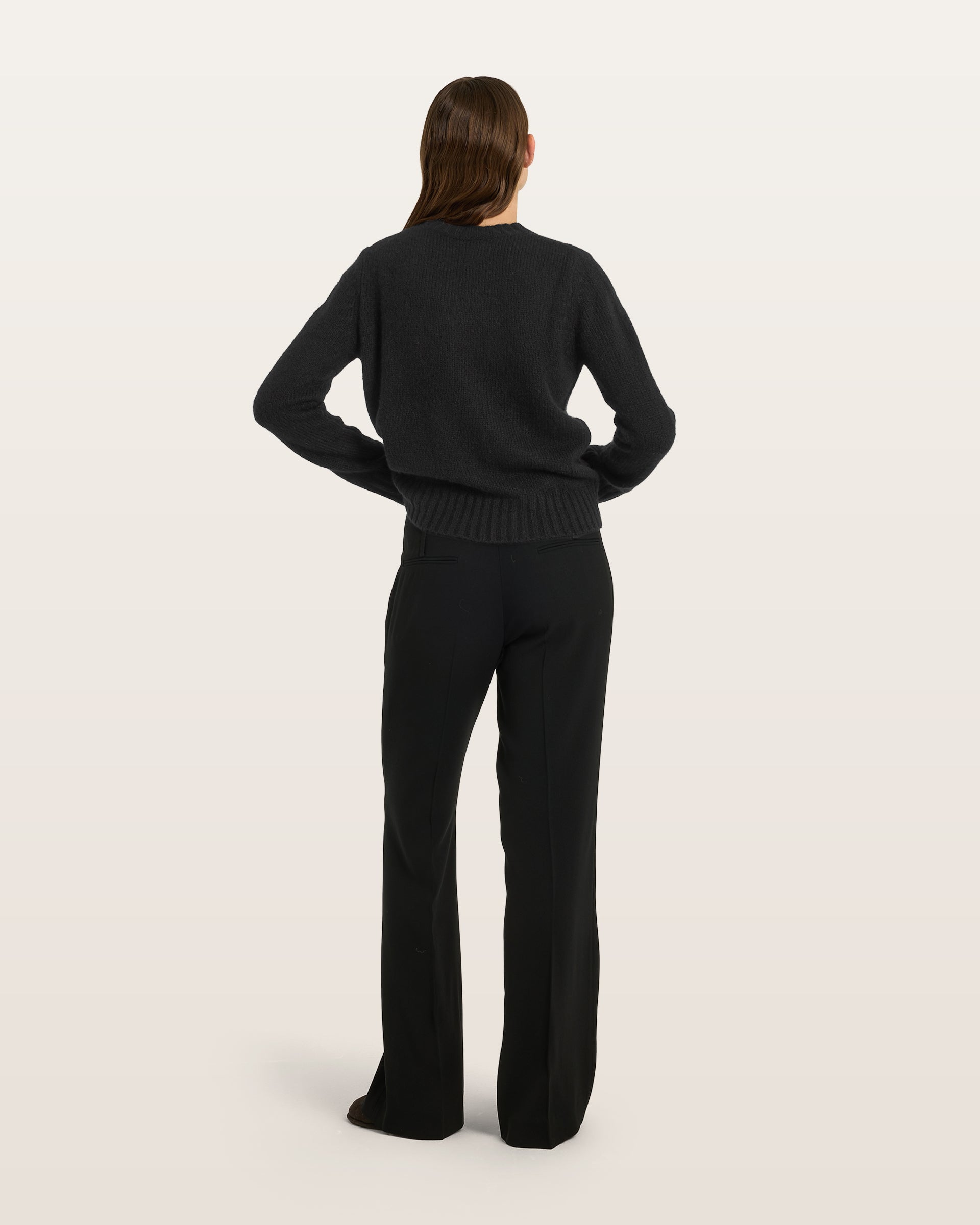 Damen Pullover aus 75 % Kaschmir und 25 % Seide in Black – glatt gestrickter Pullover in mittelschwerer Qualität mit relaxter Passform, Rundhalsausschnitt mit Kragen in Rippstruktur, klassischer Schulterform sowie langen, schmalen Ärmeln. Ärmelbündchen und Saum sind in Rippstruktur gearbeitet und verleihen dem Modell einen zeitlosen Look.