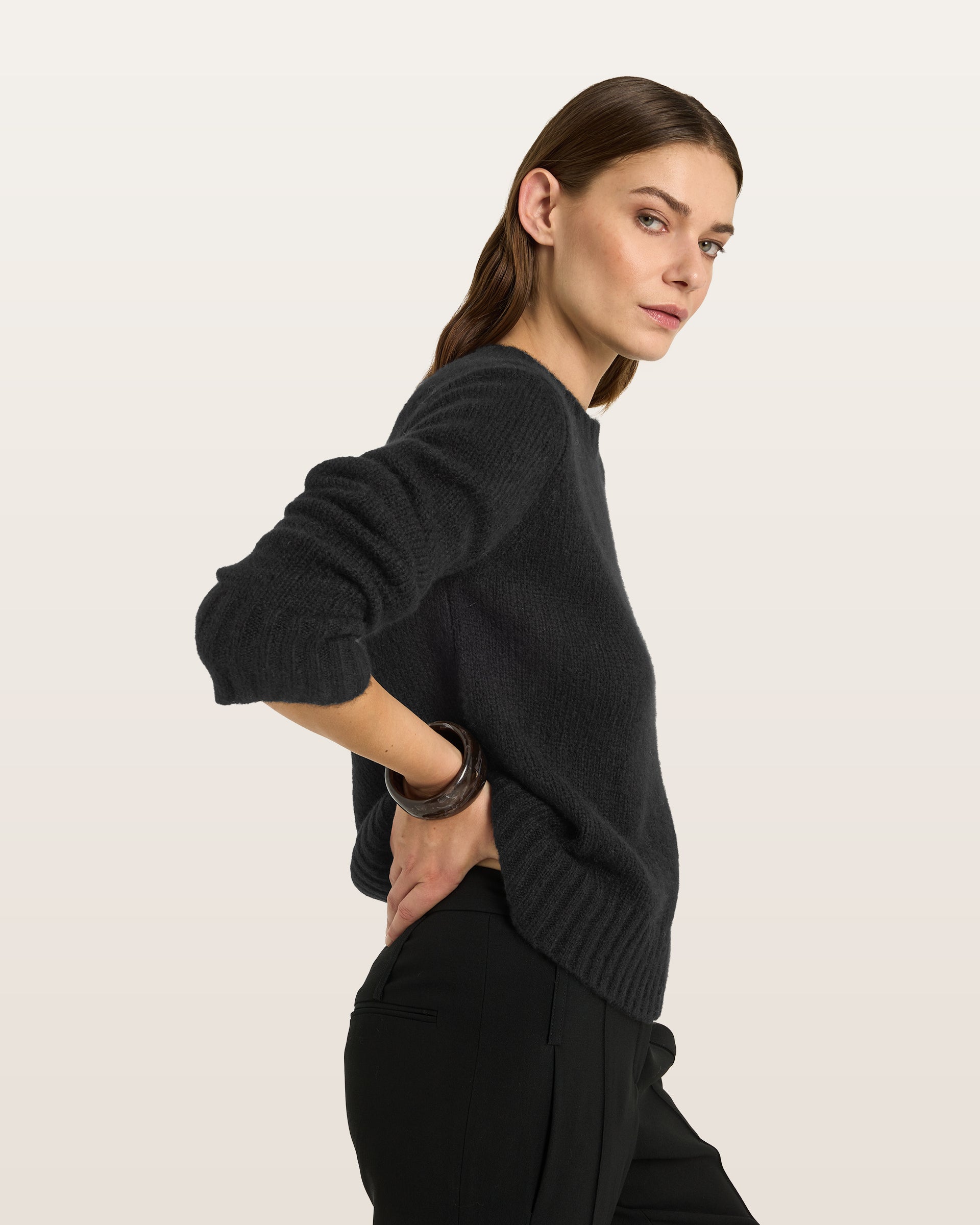 Damen Pullover aus 75 % Kaschmir und 25 % Seide in Black – glatt gestrickter Pullover in mittelschwerer Qualität mit relaxter Passform, Rundhalsausschnitt mit Kragen in Rippstruktur, klassischer Schulterform sowie langen, schmalen Ärmeln. Ärmelbündchen und Saum sind in Rippstruktur gearbeitet und verleihen dem Modell einen zeitlosen Look.
