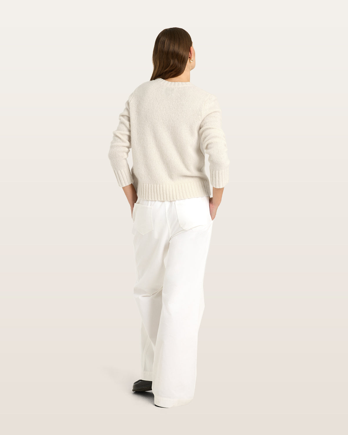 Damen Pullover aus 75 % Kaschmir und 25 % Seide in Ivory – glatt gestrickter Pullover in mittelschwerer Qualität mit relaxter Passform, Rundhalsausschnitt mit Kragen in Rippstruktur, klassischer Schulterform sowie langen, schmalen Ärmeln. Ärmelbündchen und Saum sind in Rippstruktur gearbeitet und verleihen dem Modell einen zeitlosen Look.