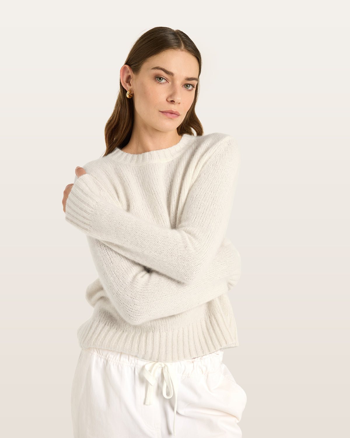 Damen Pullover aus 75 % Kaschmir und 25 % Seide in Ivory – glatt gestrickter Pullover in mittelschwerer Qualität mit relaxter Passform, Rundhalsausschnitt mit Kragen in Rippstruktur, klassischer Schulterform sowie langen, schmalen Ärmeln. Ärmelbündchen und Saum sind in Rippstruktur gearbeitet und verleihen dem Modell einen zeitlosen Look.