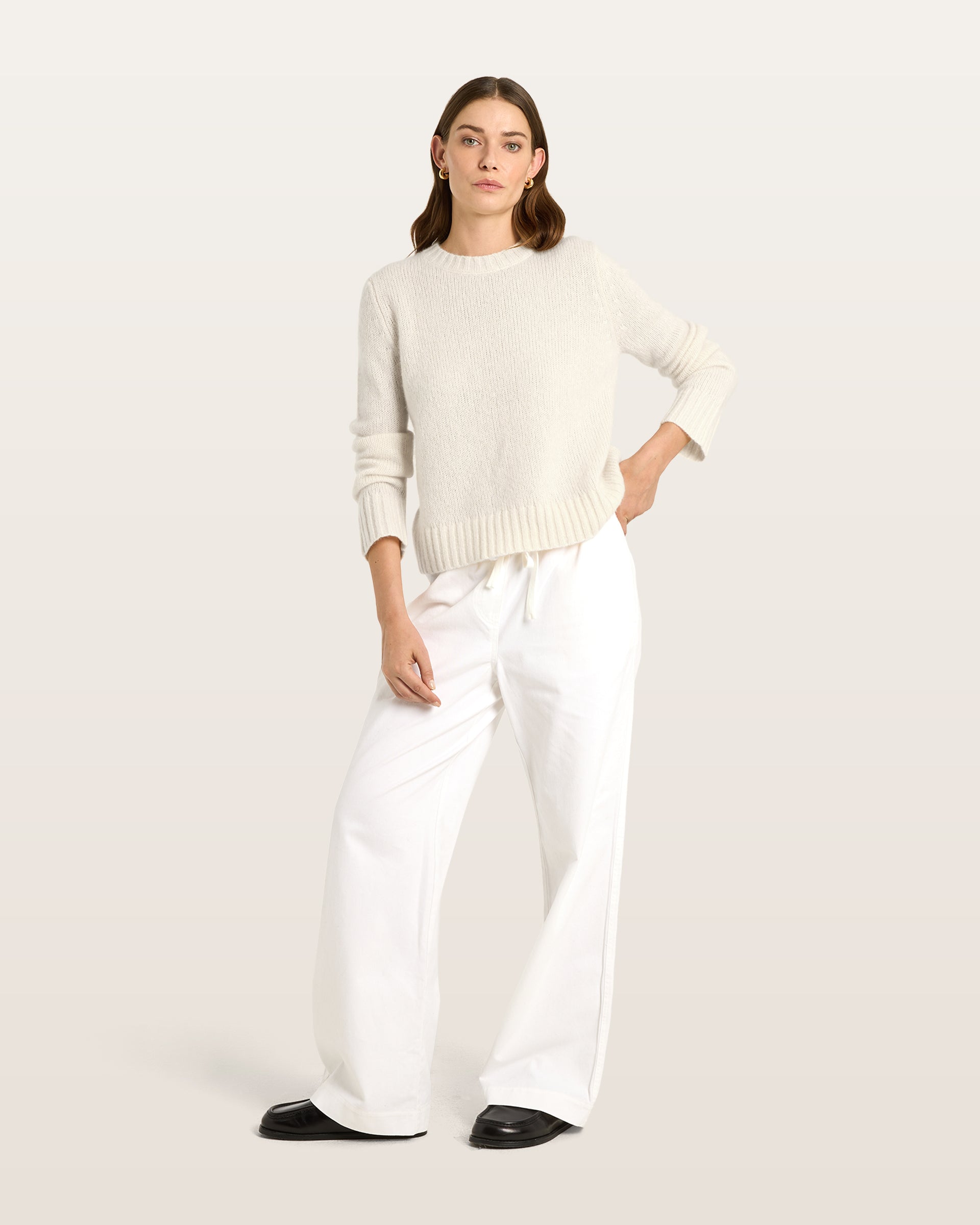 Damen Pullover aus 75 % Kaschmir und 25 % Seide in Ivory – glatt gestrickter Pullover in mittelschwerer Qualität mit relaxter Passform, Rundhalsausschnitt mit Kragen in Rippstruktur, klassischer Schulterform sowie langen, schmalen Ärmeln. Ärmelbündchen und Saum sind in Rippstruktur gearbeitet und verleihen dem Modell einen zeitlosen Look.