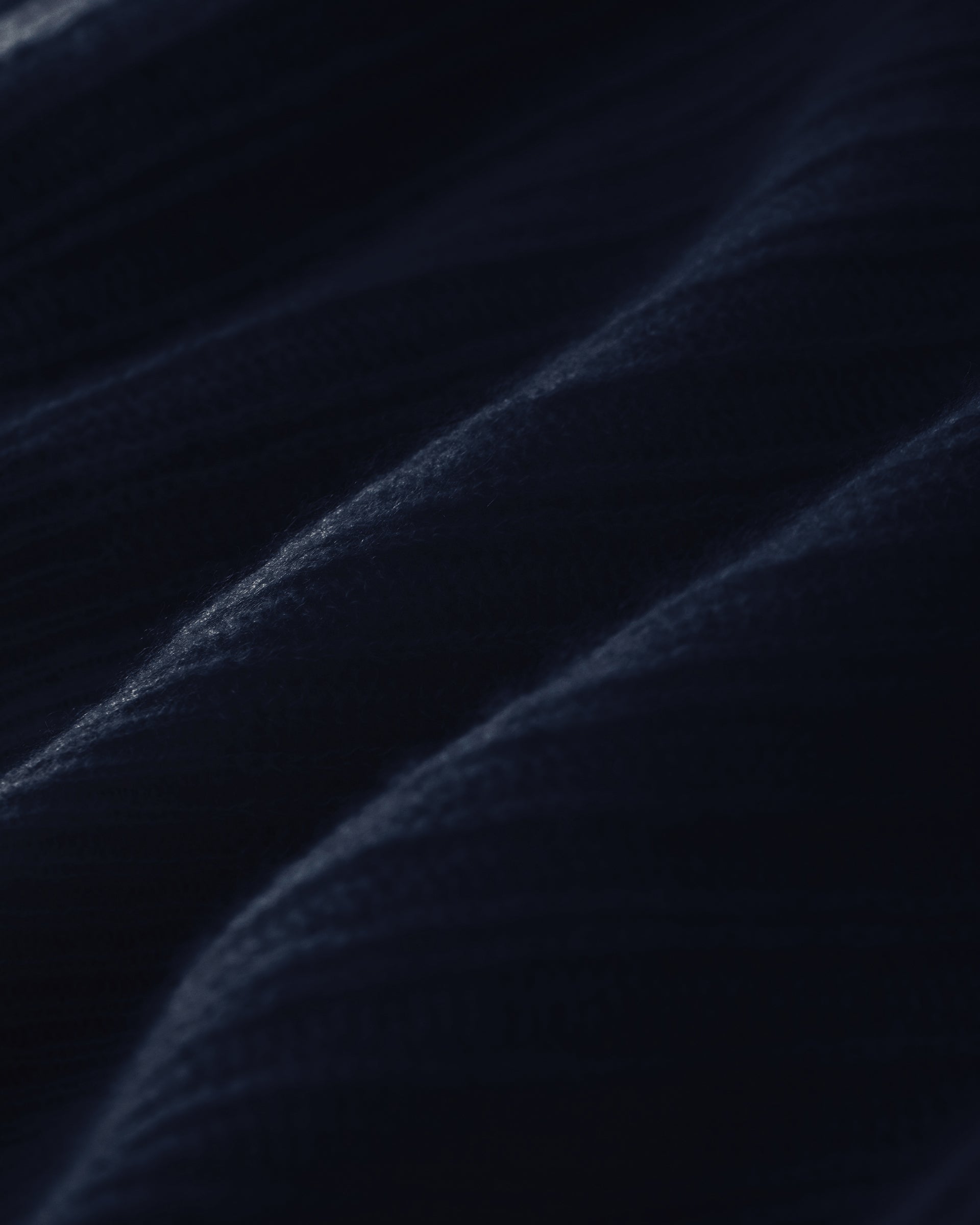 Damen Pullover in french navy (dunkelblau) aus Kaschmir-Seide – leichter, luftiger Strick mit dekorativem Muster, relaxte Passform, Rundhalsausschnitt mit hohem Rippkragen, überschnittene Schultern, lange weite Ärmel und schmale Rippbündchen an Ärmeln und Saum.