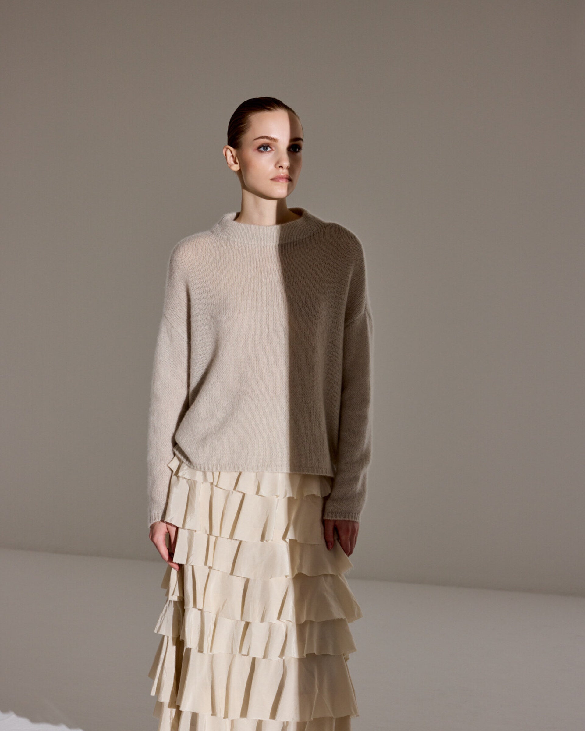 Damen Pullover in royal silver (grau) aus Kaschmir-Seide – mittelschwerer, glatt und locker gestrickter Stoff, oversized Passform, Stehkragen, überschnittene Schultern, lange relaxte Ärmel sowie Rippbündchen an Ärmeln und Saum