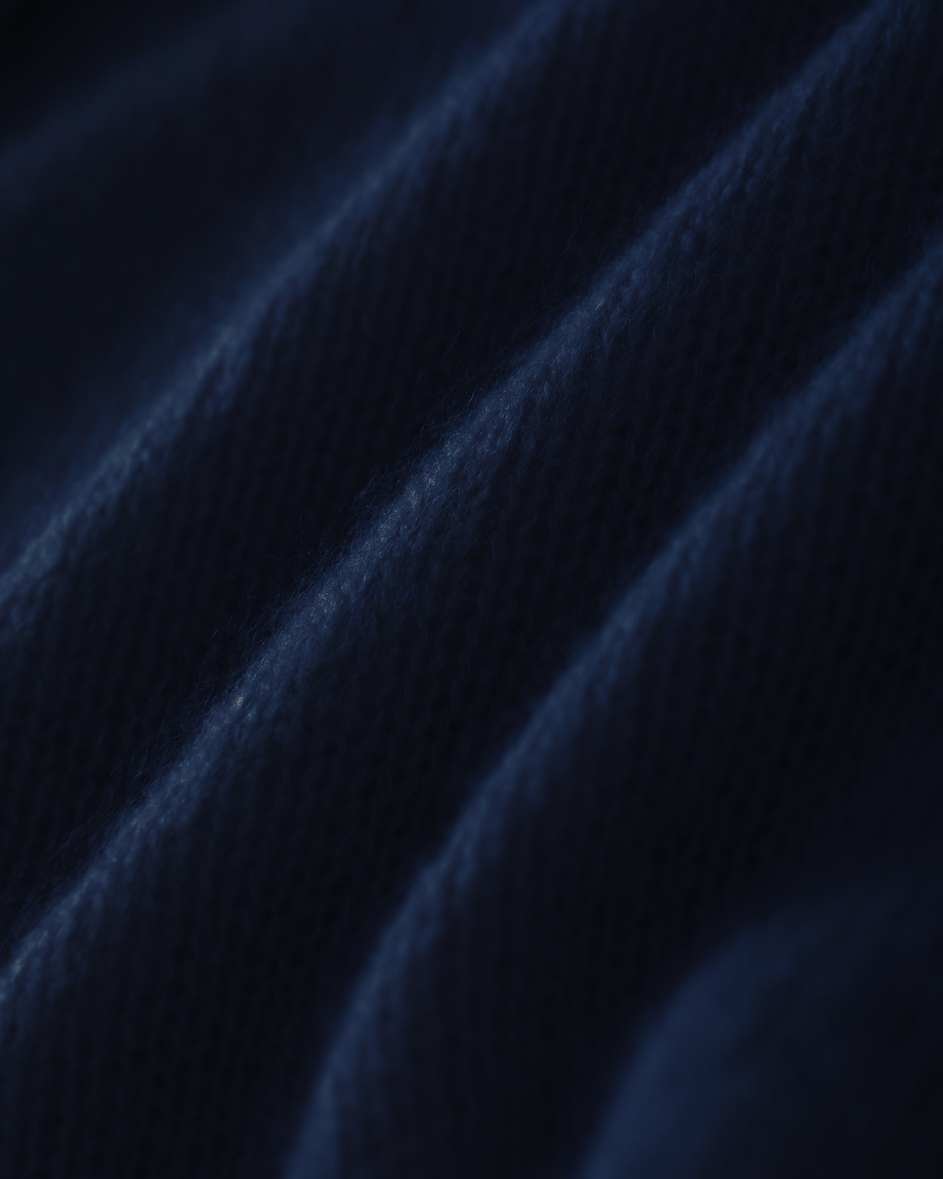 Damen Pullover in french navy (dunkelblau) aus Kaschmir-Seide – mittelschwerer, glatt und locker gestrickter Stoff, oversized Passform, Stehkragen, überschnittene Schultern, lange relaxte Ärmel sowie Rippbündchen an Ärmeln und Saum