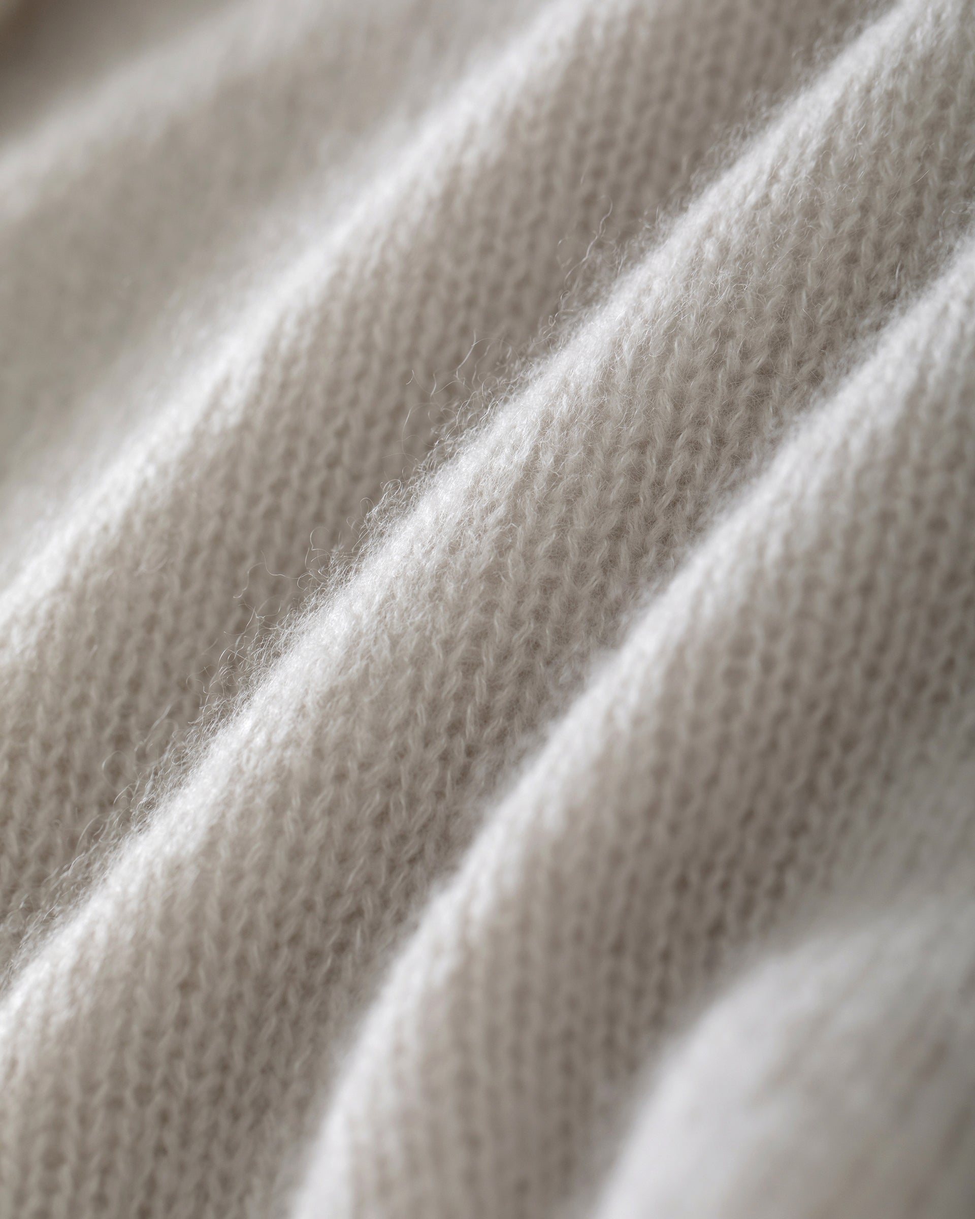 Damen Pullover in royal silver (grau) aus Kaschmir-Seide – mittelschwerer, glatt und locker gestrickter Stoff, oversized Passform, Stehkragen, überschnittene Schultern, lange relaxte Ärmel sowie Rippbündchen an Ärmeln und Saum