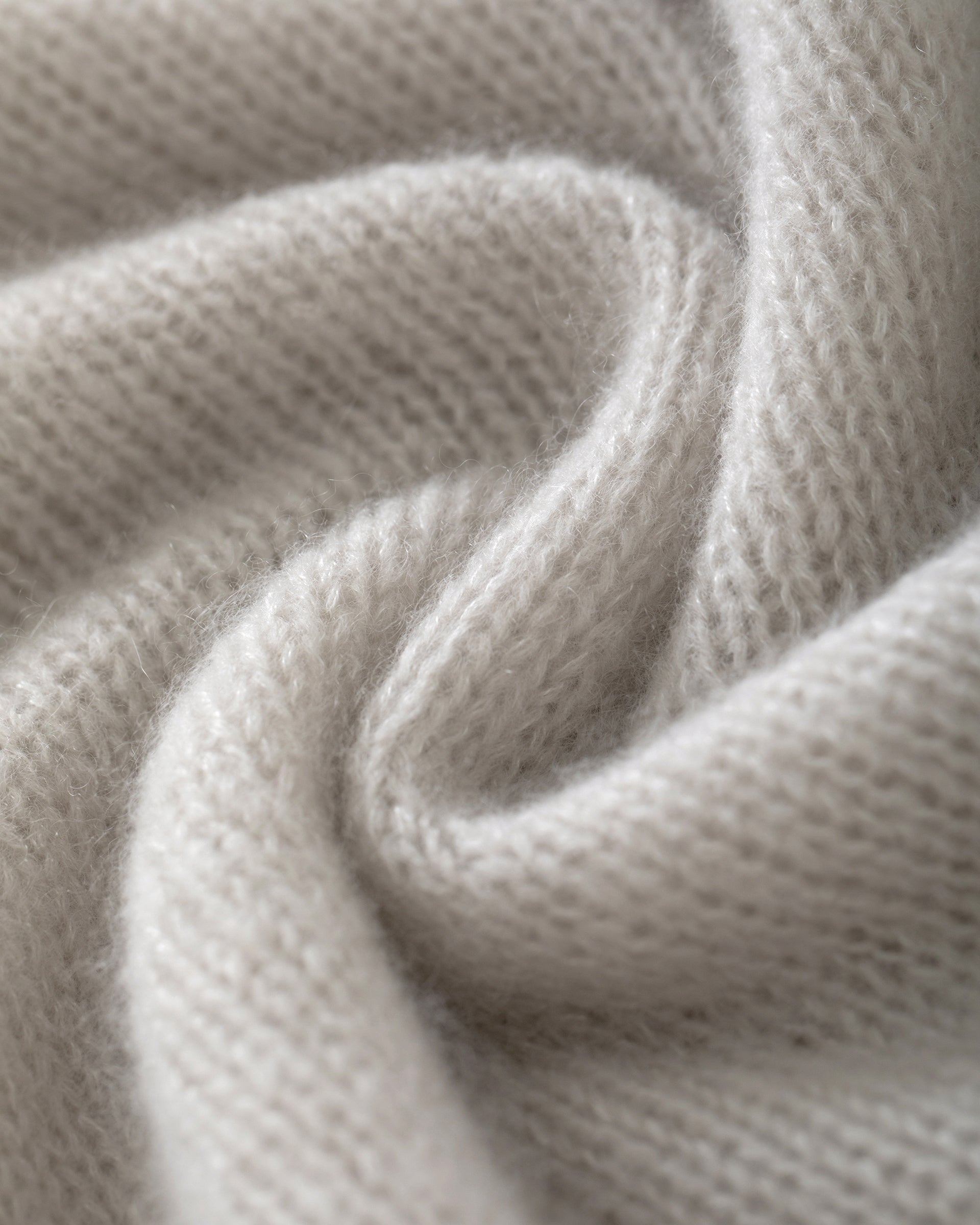 Damen Pullover in royal silver (grau) aus Kaschmir-Seide – mittelschwerer, glatt und locker gestrickter Stoff, oversized Passform, Stehkragen, überschnittene Schultern, lange relaxte Ärmel sowie Rippbündchen an Ärmeln und Saum