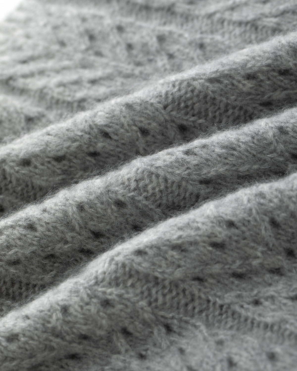 Damen Pullover aus 75 % Kaschmir und 25 % Seide in Husky – Pullover mit grafischem Zopf- und Lochmuster in mittelschwerer, leicht transparenter Strickqualität und oversized Passform mit breiter, kurzer, gerade geschnittener Silhouette. Das Modell verfügt über einen doppelten Stehkragen, Raglanärmel sowie lange, relaxte Ärmel. Ärmelbündchen und Saum sind in Rippstruktur gearbeitet und verleihen dem Design einen modernen, markanten Look.
