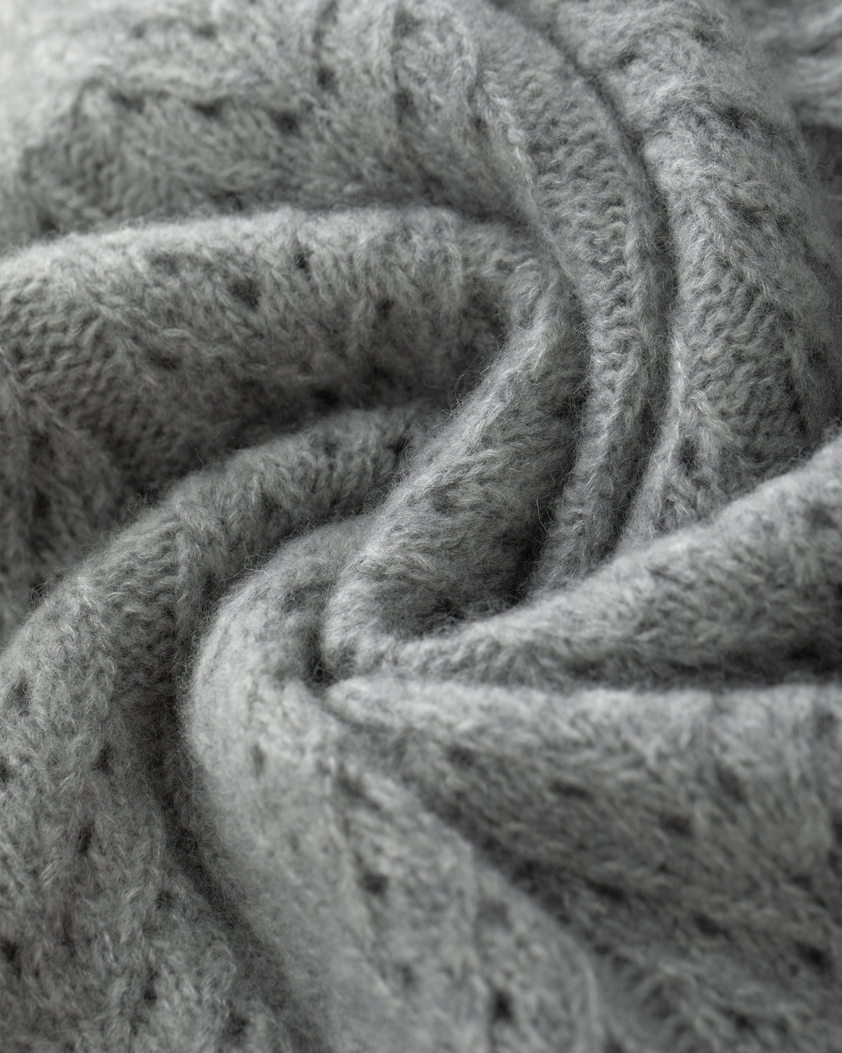 Damen Pullover aus 75 % Kaschmir und 25 % Seide in Husky – Pullover mit grafischem Zopf- und Lochmuster in mittelschwerer, leicht transparenter Strickqualität und oversized Passform mit breiter, kurzer, gerade geschnittener Silhouette. Das Modell verfügt über einen doppelten Stehkragen, Raglanärmel sowie lange, relaxte Ärmel. Ärmelbündchen und Saum sind in Rippstruktur gearbeitet und verleihen dem Design einen modernen, markanten Look.
