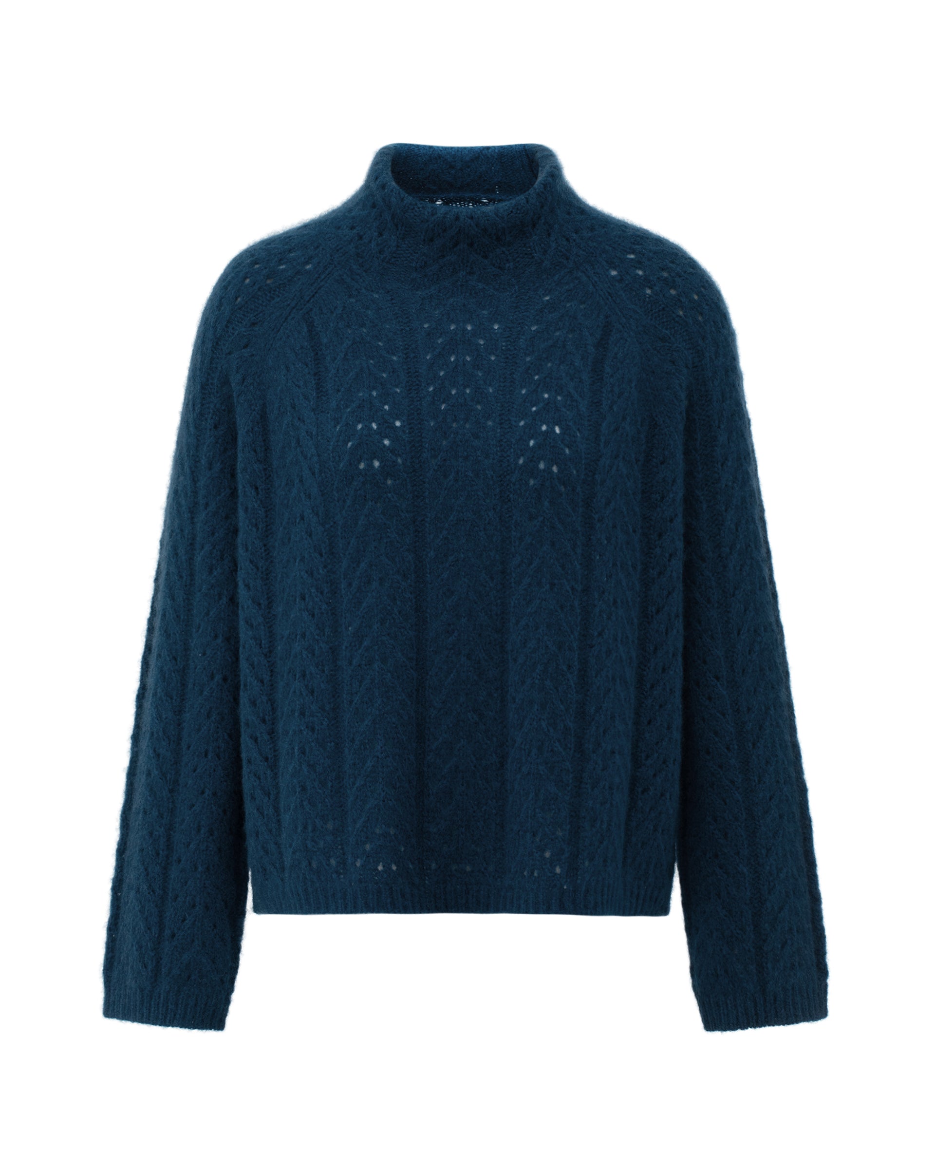 Damen Pullover aus 75 % Kaschmir und 25 % Seide in Midnight Teal – Pullover mit grafischem Zopf- und Lochmuster in mittelschwerer, leicht transparenter Strickqualität und oversized Passform mit breiter, kurzer, gerade geschnittener Silhouette. Das Modell verfügt über einen doppelten Stehkragen, Raglanärmel sowie lange, relaxte Ärmel. Ärmelbündchen und Saum sind in Rippstruktur gearbeitet und verleihen dem Design einen modernen, markanten Look.
