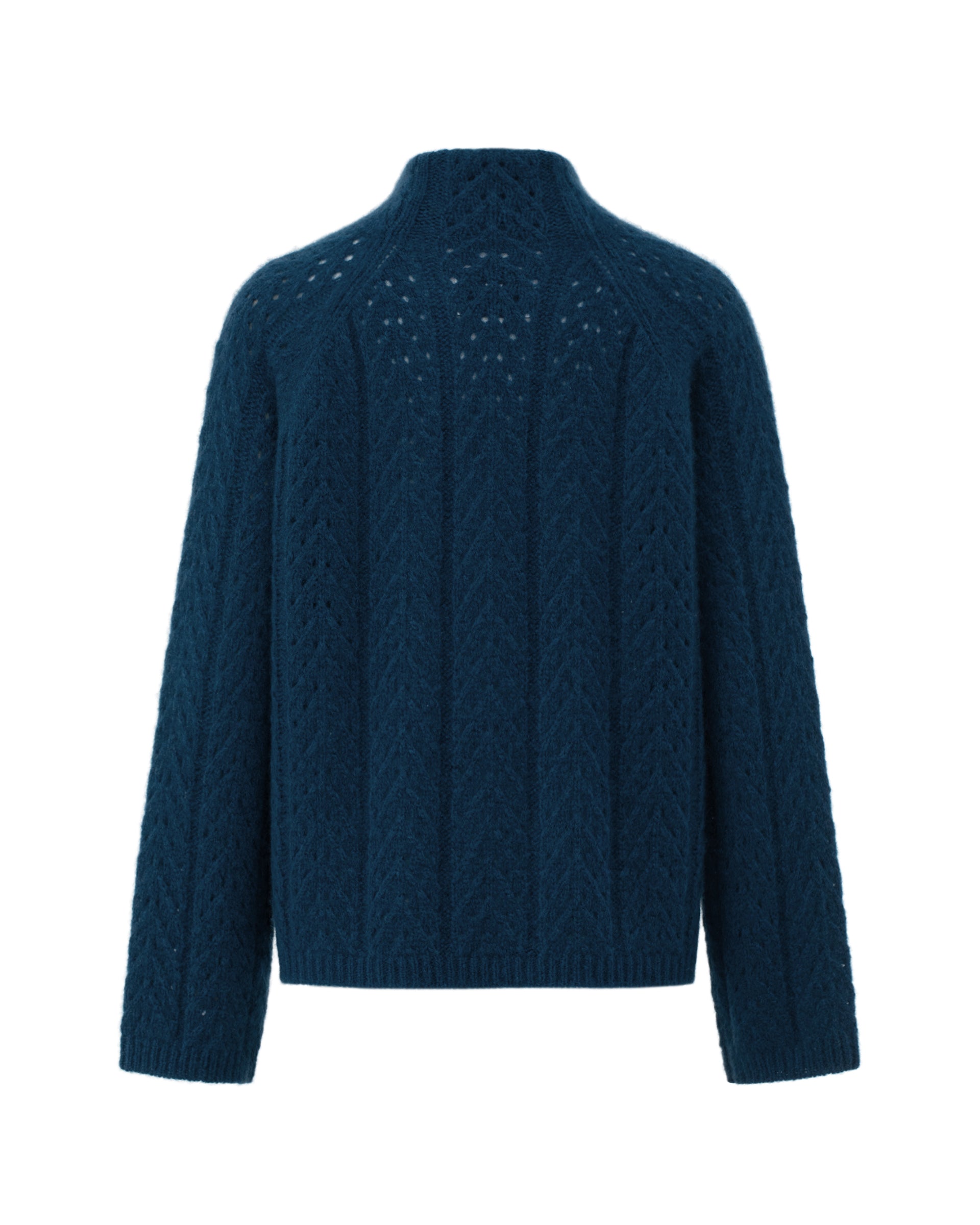 Damen Pullover aus 75 % Kaschmir und 25 % Seide in Midnight Teal – Pullover mit grafischem Zopf- und Lochmuster in mittelschwerer, leicht transparenter Strickqualität und oversized Passform mit breiter, kurzer, gerade geschnittener Silhouette. Das Modell verfügt über einen doppelten Stehkragen, Raglanärmel sowie lange, relaxte Ärmel. Ärmelbündchen und Saum sind in Rippstruktur gearbeitet und verleihen dem Design einen modernen, markanten Look.
