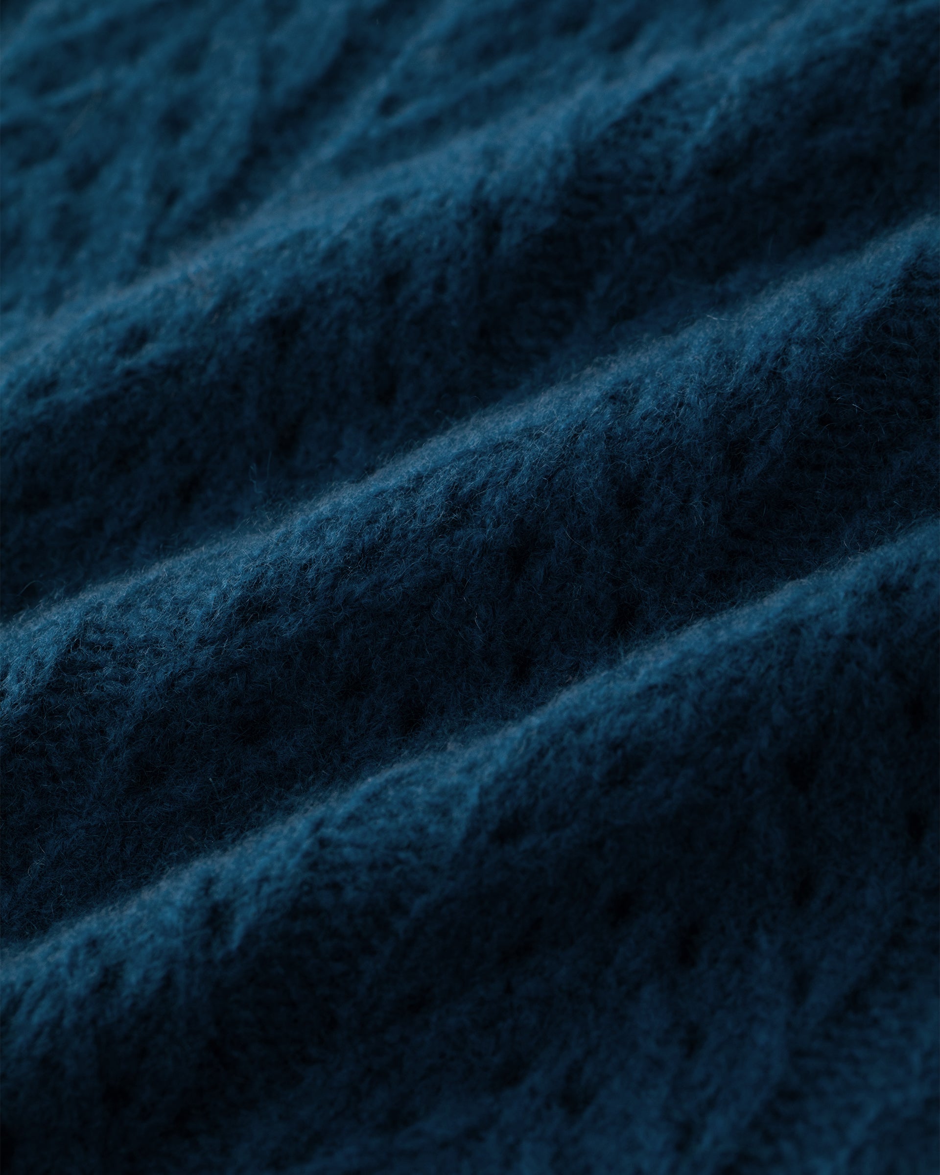 Damen Pullover aus 75 % Kaschmir und 25 % Seide in Midnight Teal – Pullover mit grafischem Zopf- und Lochmuster in mittelschwerer, leicht transparenter Strickqualität und oversized Passform mit breiter, kurzer, gerade geschnittener Silhouette. Das Modell verfügt über einen doppelten Stehkragen, Raglanärmel sowie lange, relaxte Ärmel. Ärmelbündchen und Saum sind in Rippstruktur gearbeitet und verleihen dem Design einen modernen, markanten Look.
