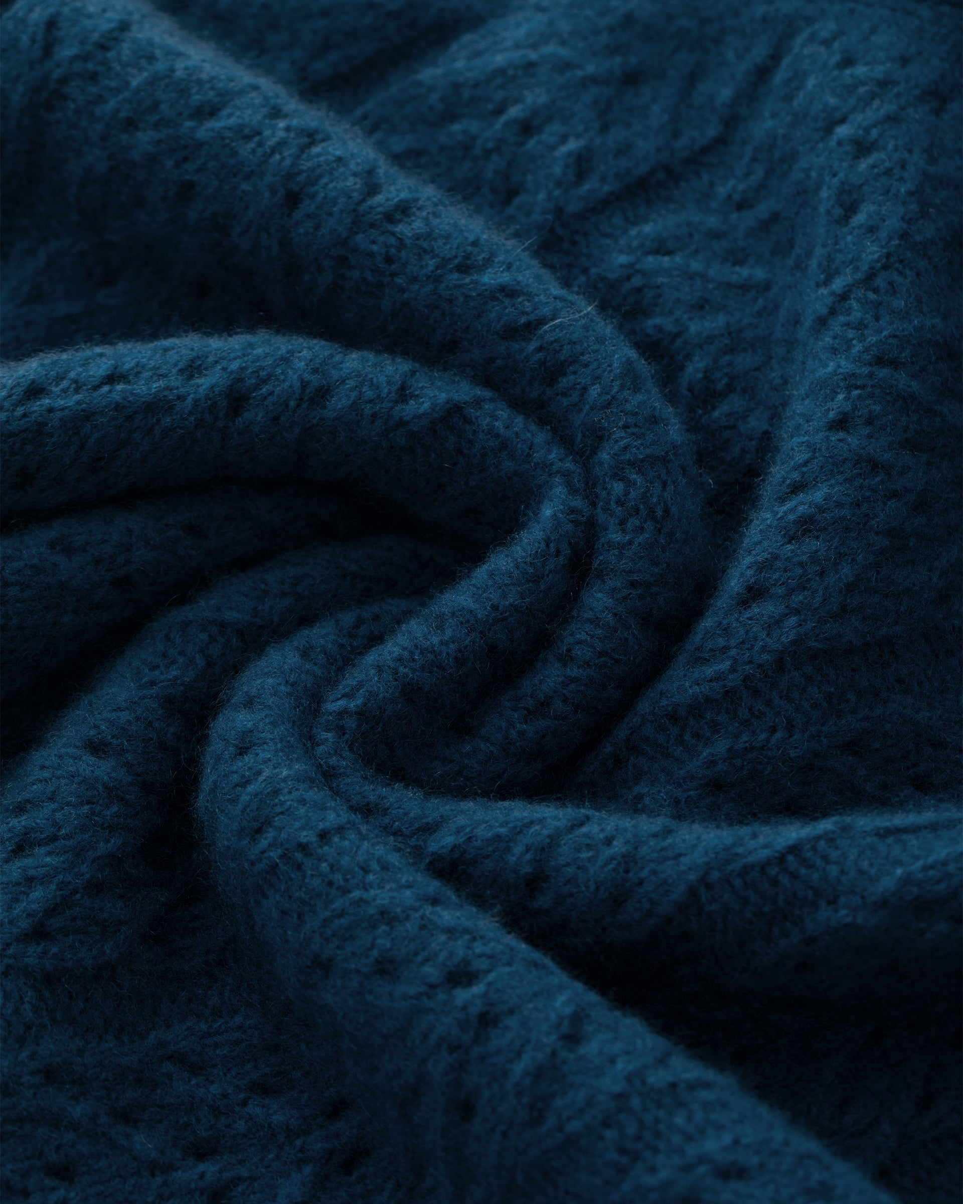 Damen Pullover aus 75 % Kaschmir und 25 % Seide in Midnight Teal – Pullover mit grafischem Zopf- und Lochmuster in mittelschwerer, leicht transparenter Strickqualität und oversized Passform mit breiter, kurzer, gerade geschnittener Silhouette. Das Modell verfügt über einen doppelten Stehkragen, Raglanärmel sowie lange, relaxte Ärmel. Ärmelbündchen und Saum sind in Rippstruktur gearbeitet und verleihen dem Design einen modernen, markanten Look.
