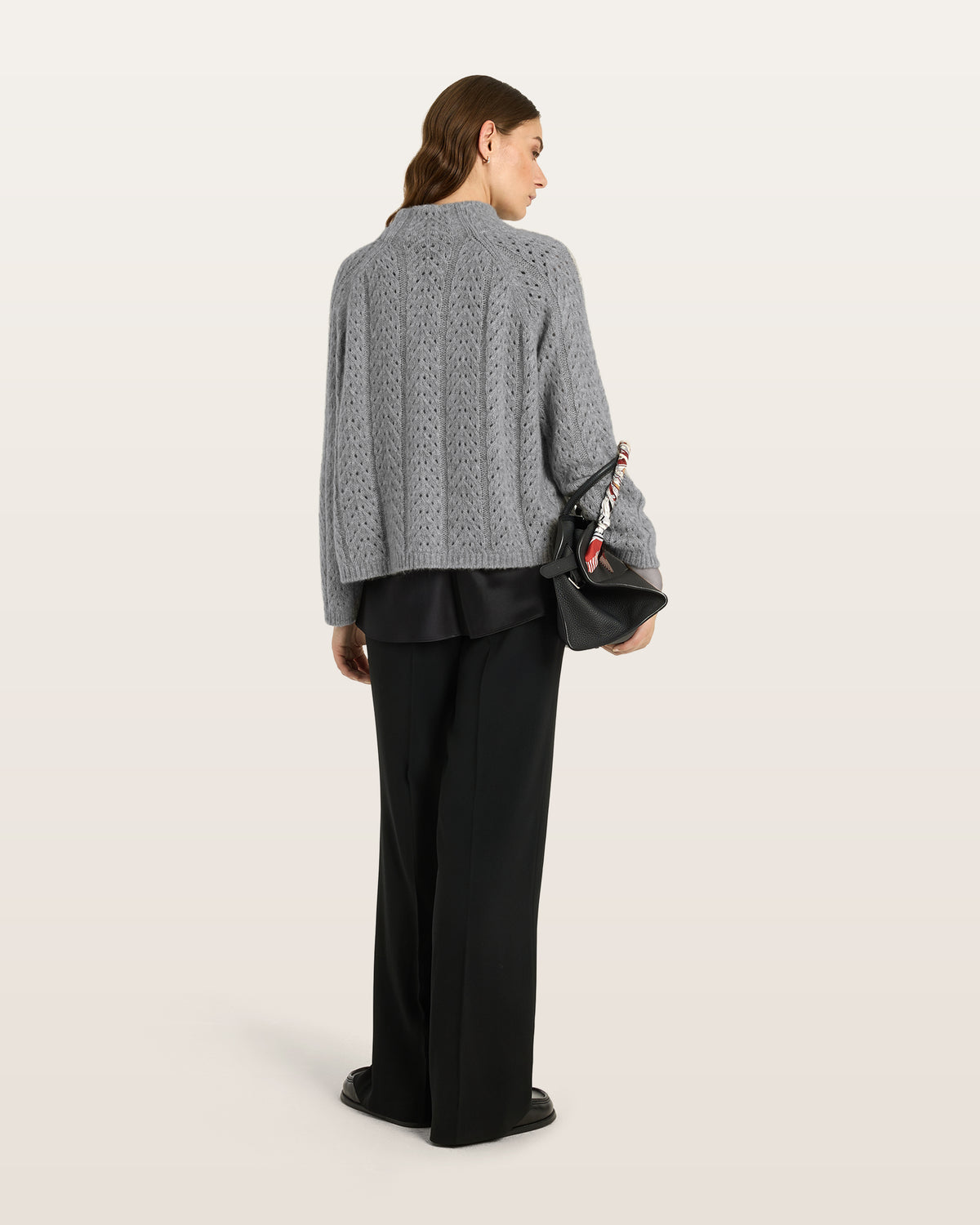 Damen Pullover aus 75 % Kaschmir und 25 % Seide in Husky – Pullover mit grafischem Zopf- und Lochmuster in mittelschwerer, leicht transparenter Strickqualität und oversized Passform mit breiter, kurzer, gerade geschnittener Silhouette. Das Modell verfügt über einen doppelten Stehkragen, Raglanärmel sowie lange, relaxte Ärmel. Ärmelbündchen und Saum sind in Rippstruktur gearbeitet und verleihen dem Design einen modernen, markanten Look.
