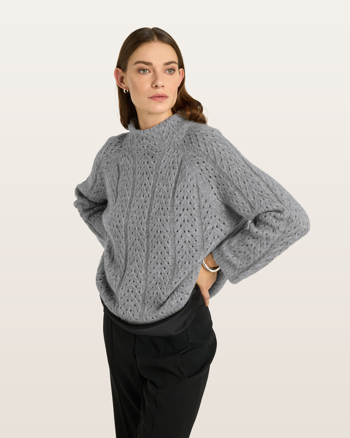 Damen Pullover aus 75 % Kaschmir und 25 % Seide in Husky – Pullover mit grafischem Zopf- und Lochmuster in mittelschwerer, leicht transparenter Strickqualität und oversized Passform mit breiter, kurzer, gerade geschnittener Silhouette. Das Modell verfügt über einen doppelten Stehkragen, Raglanärmel sowie lange, relaxte Ärmel. Ärmelbündchen und Saum sind in Rippstruktur gearbeitet und verleihen dem Design einen modernen, markanten Look.
