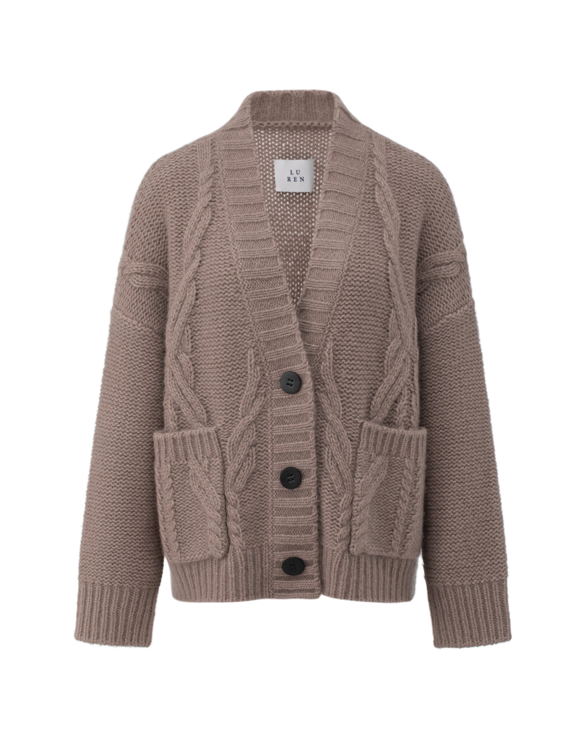 Damen Cardigan aus 75 % Kaschmir und 25 % Seide in Natural Twine – links gestrickter Cardigan mit Zopfstrickmuster in grober Strickqualität und oversized Passform mit weiter, langer Silhouette. Das Modell verfügt über eine Knopfleiste mit Knöpfen aus waschbarem Leder, eine überschnittene Schulter sowie lange, weite Ärmel. Aufgesetzte Taschen sowie Ärmelbündchen, Saum und Knopfleiste in Rippstruktur verleihen dem Design einen markanten, lässigen Look.
